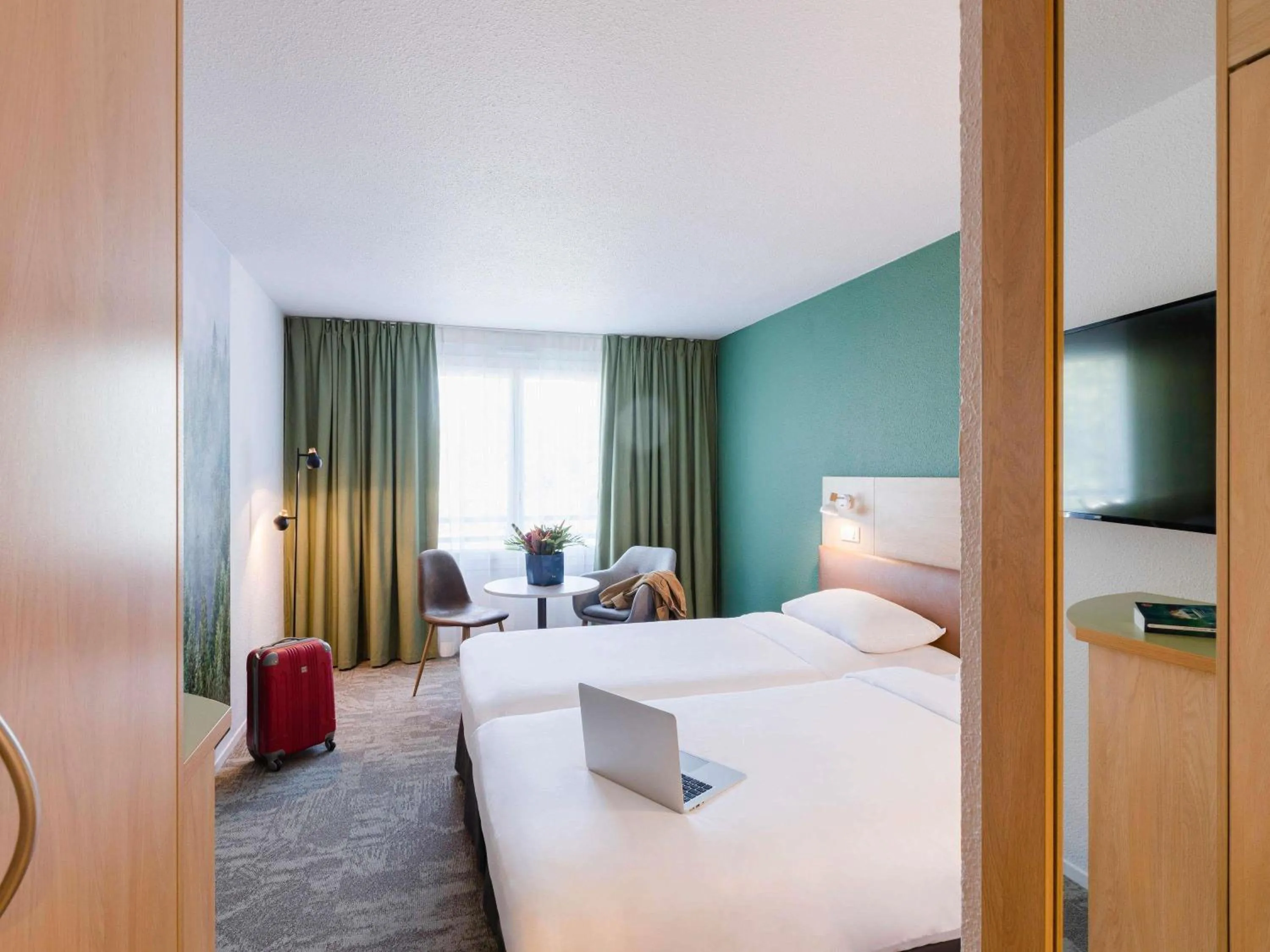 Bedroom, Bed in ibis Styles Aix les Bains Domaine de Marlioz