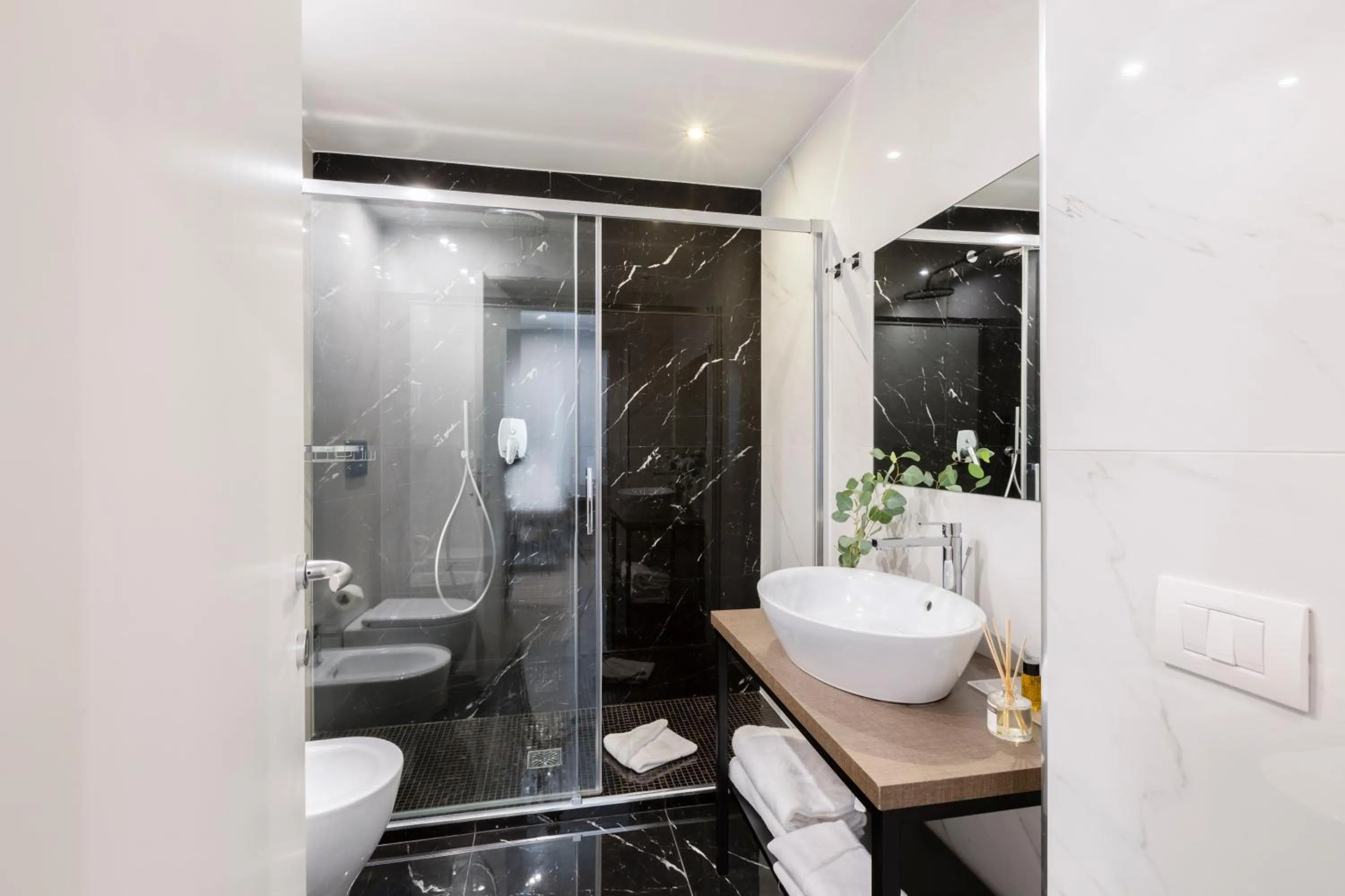 Shower in Giubbonari Suites