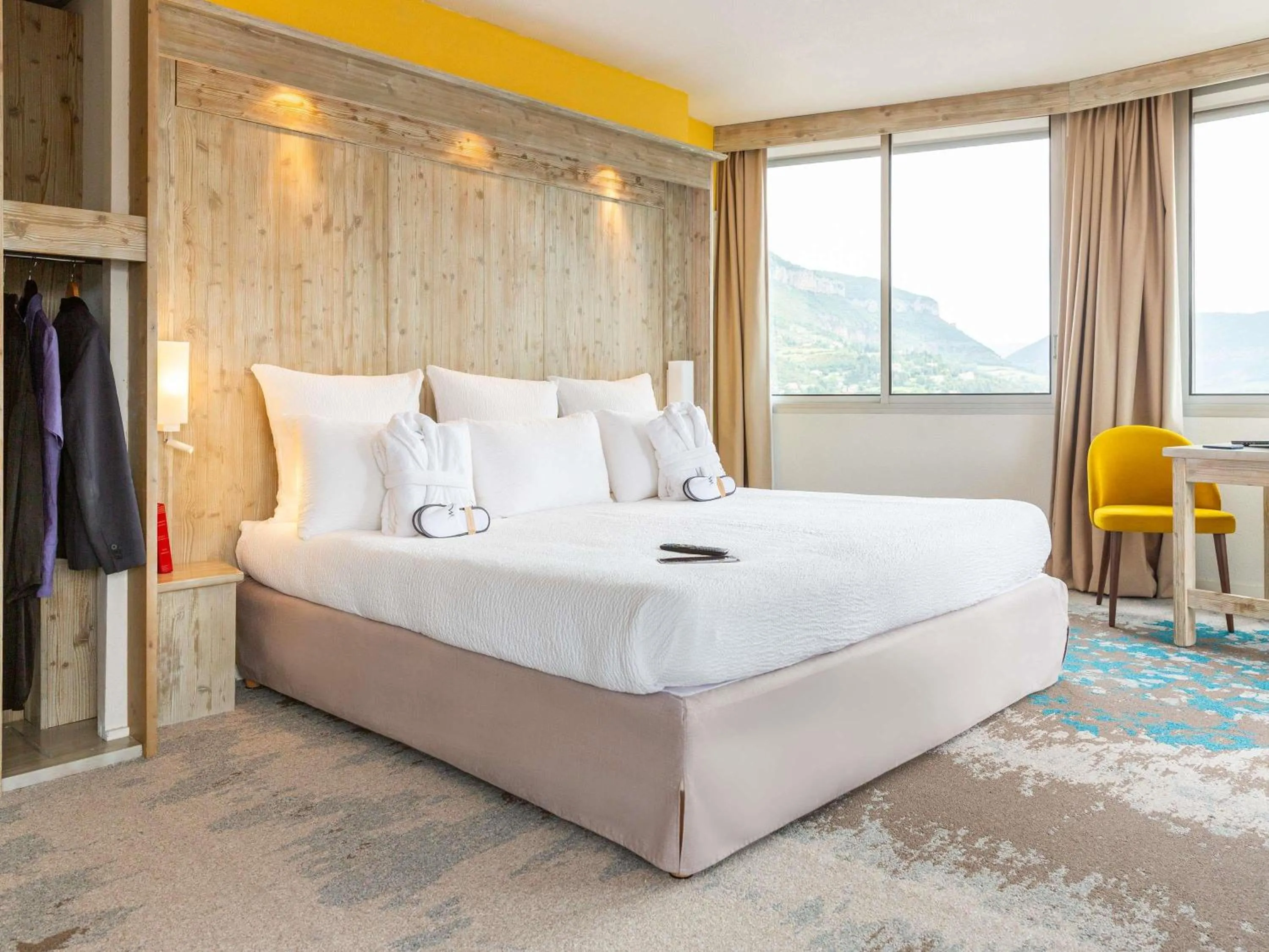 Bedroom, Bed in Mercure Millau