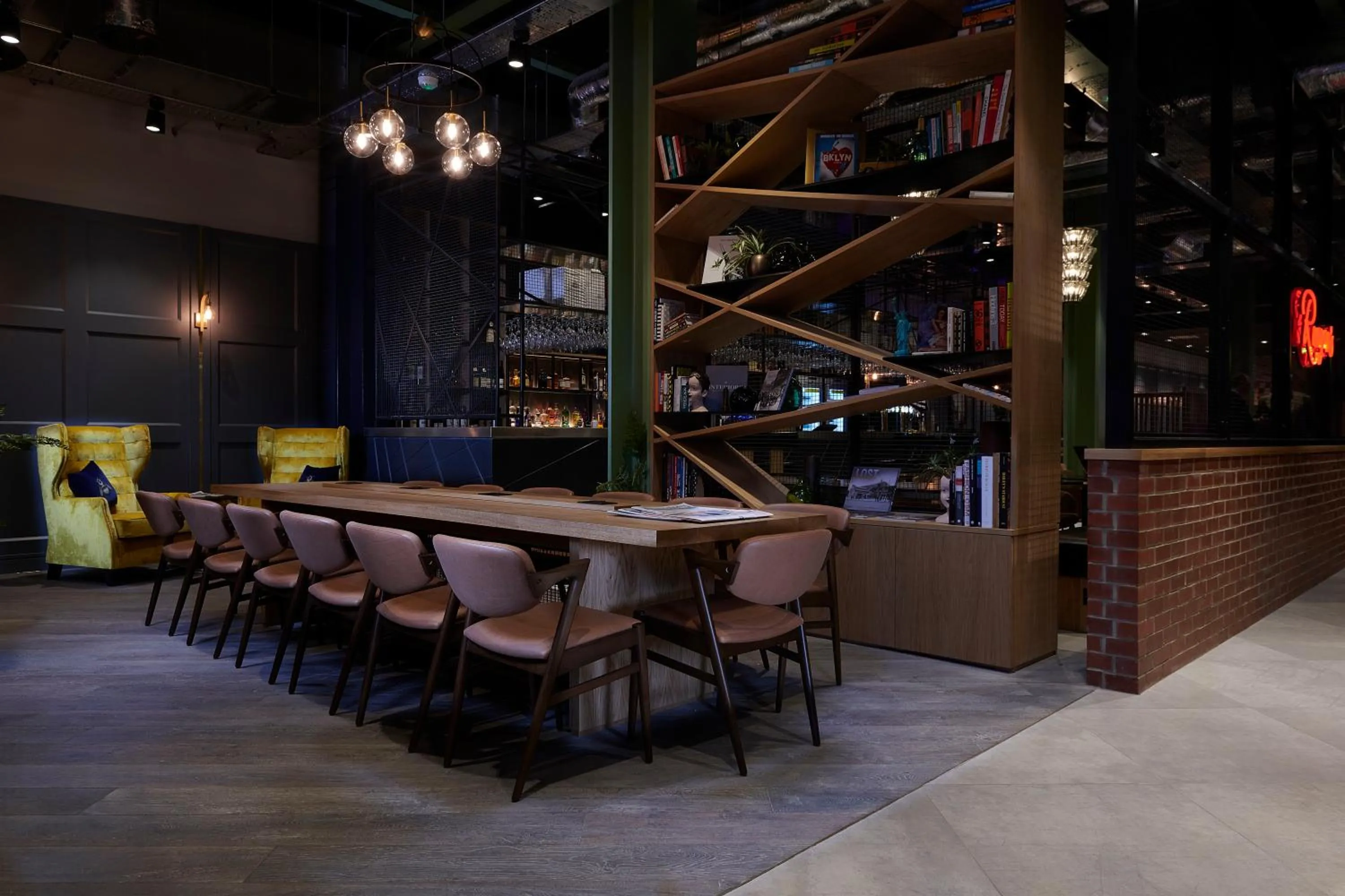 Lounge or bar in voco Manchester - City Centre by IHG