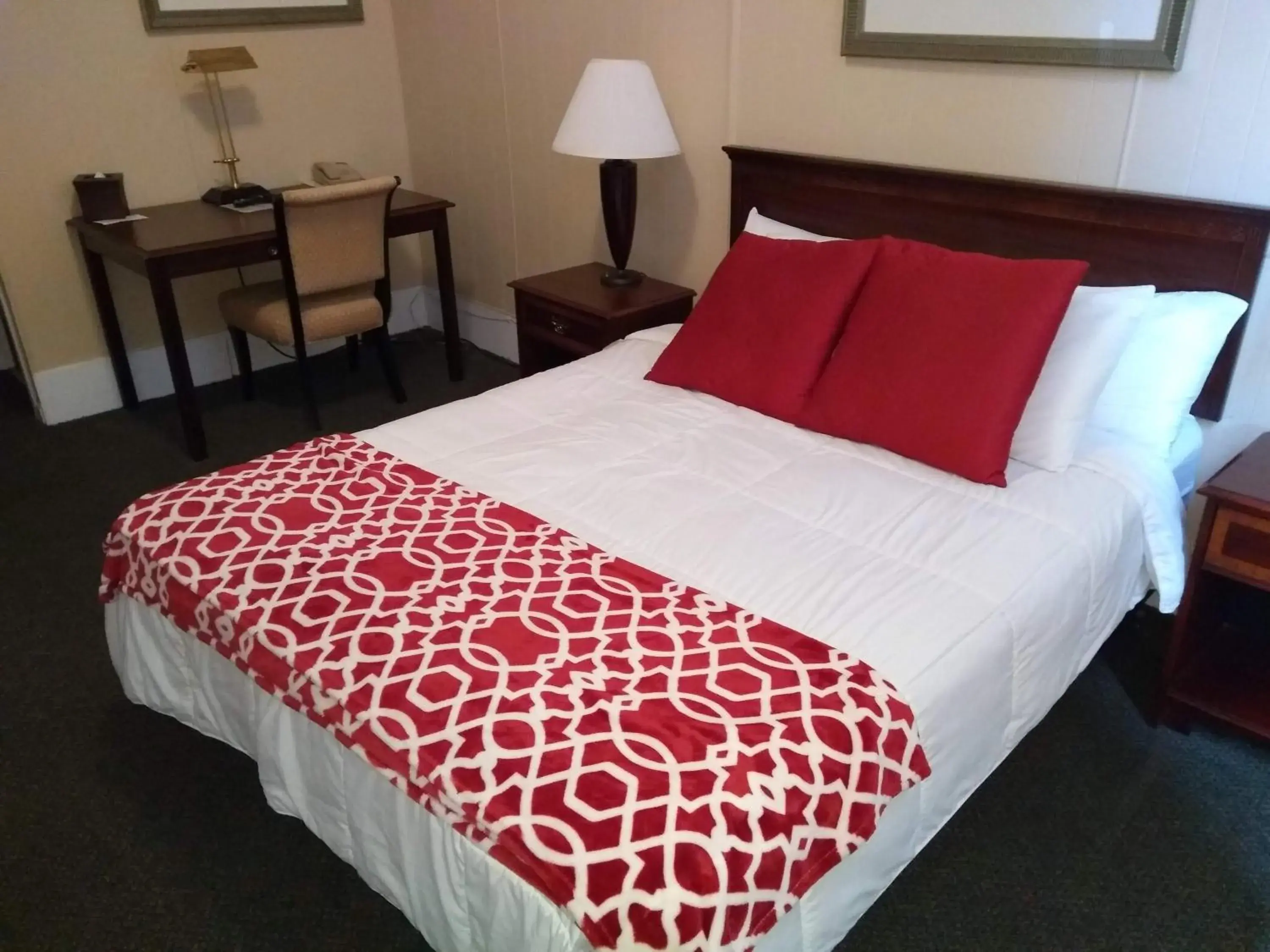 Queen Room in Hotel Wayne Queen Room in Hotel Wayne