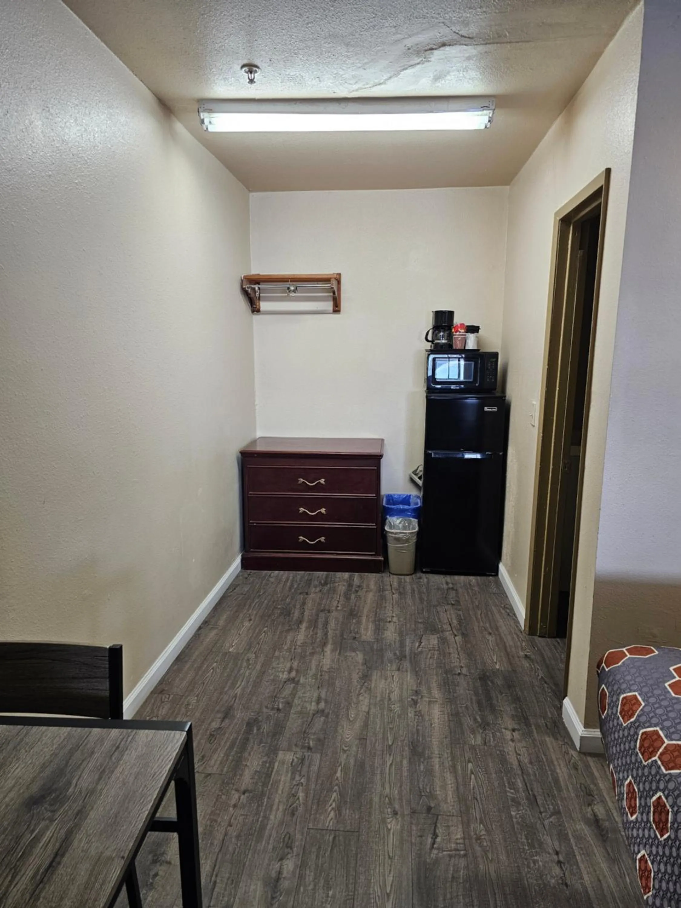 Bedroom in California Suites Motel