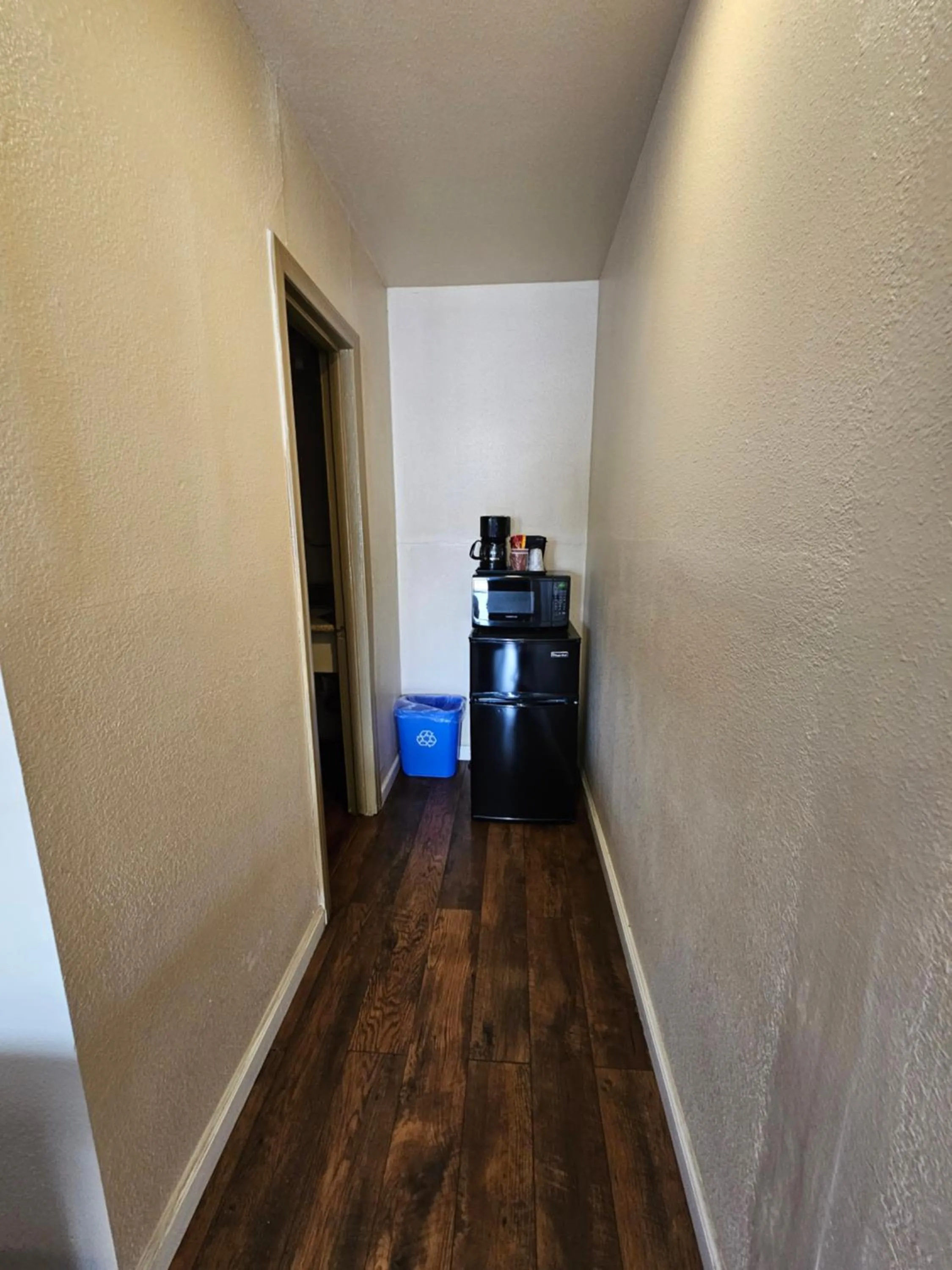 Bedroom in California Suites Motel