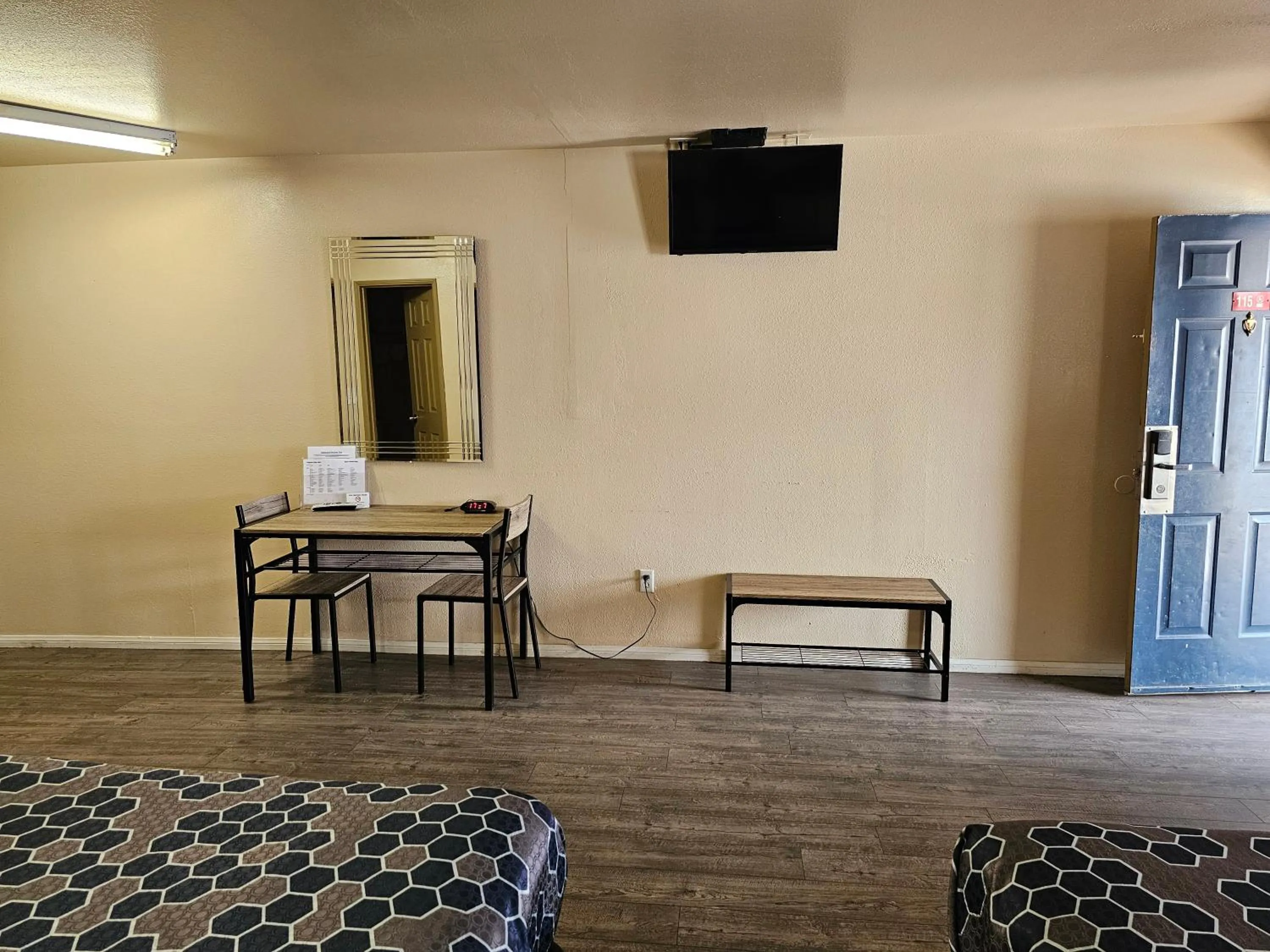 Bedroom in California Suites Motel