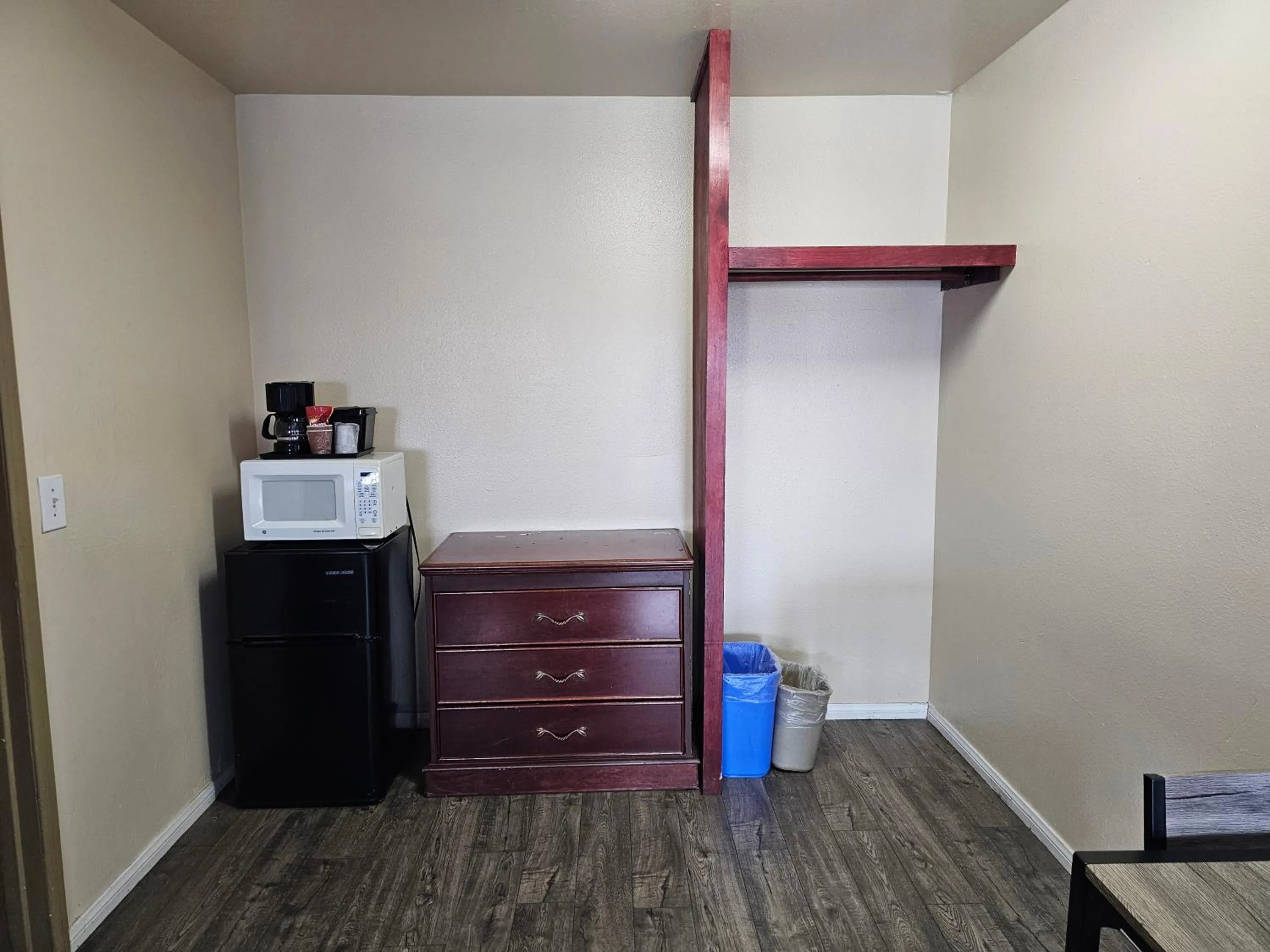 Bedroom in California Suites Motel