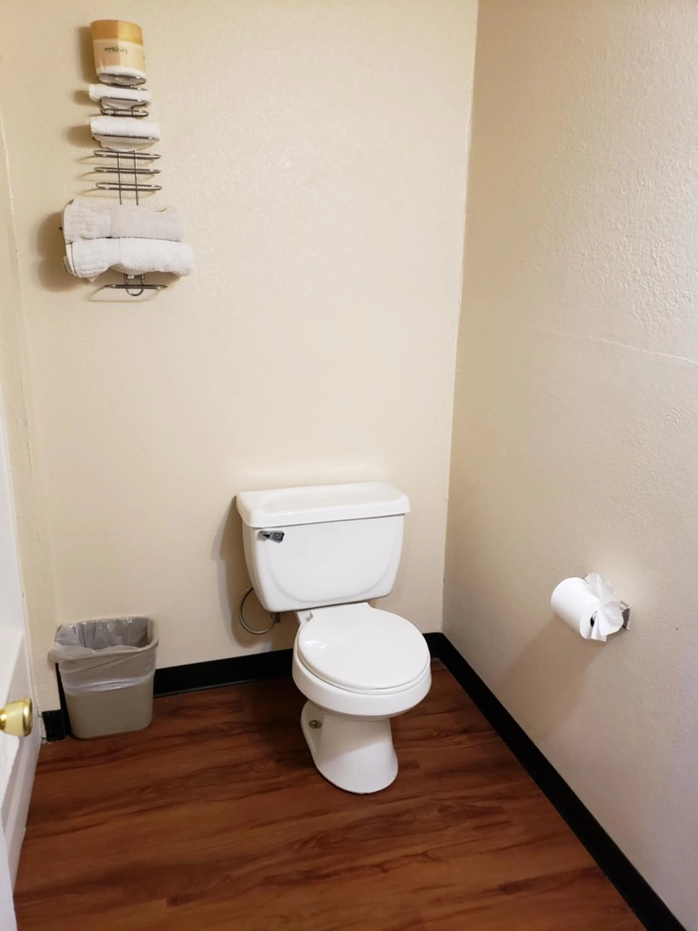 Bathroom in California Suites Motel