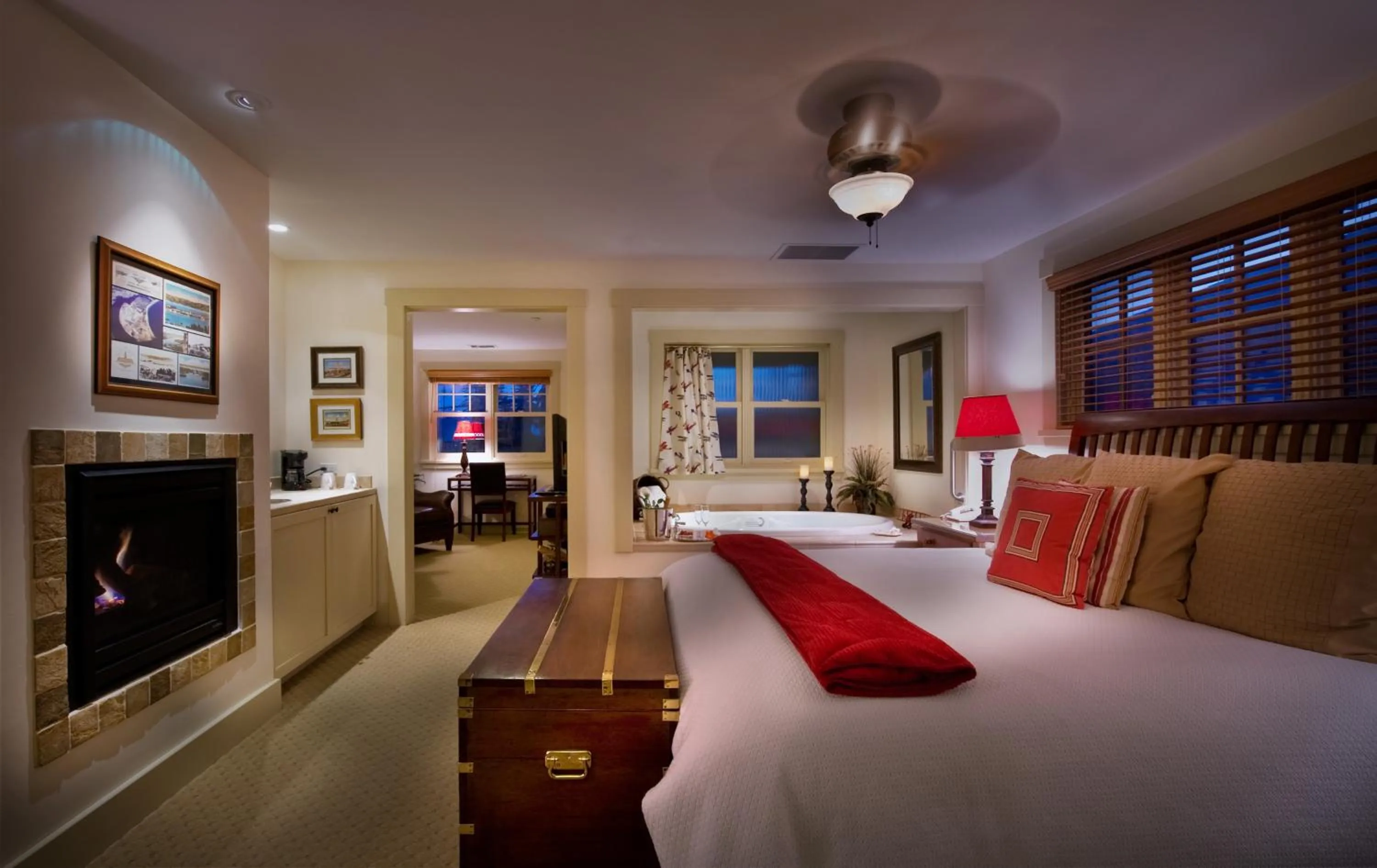 Hot Tub, Bed in 1906 Lodge