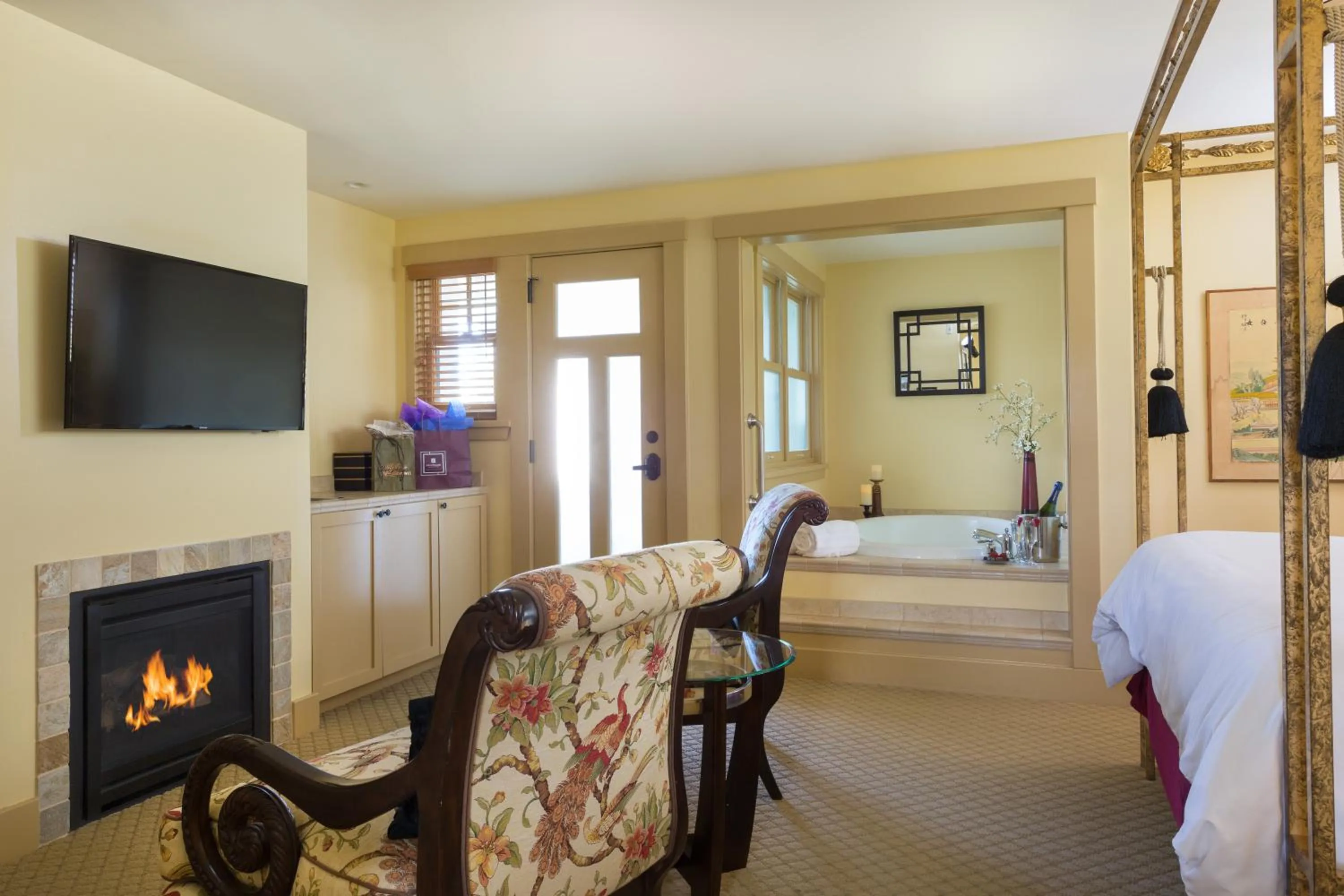 Photo of the whole room, Bed in 1906 Lodge