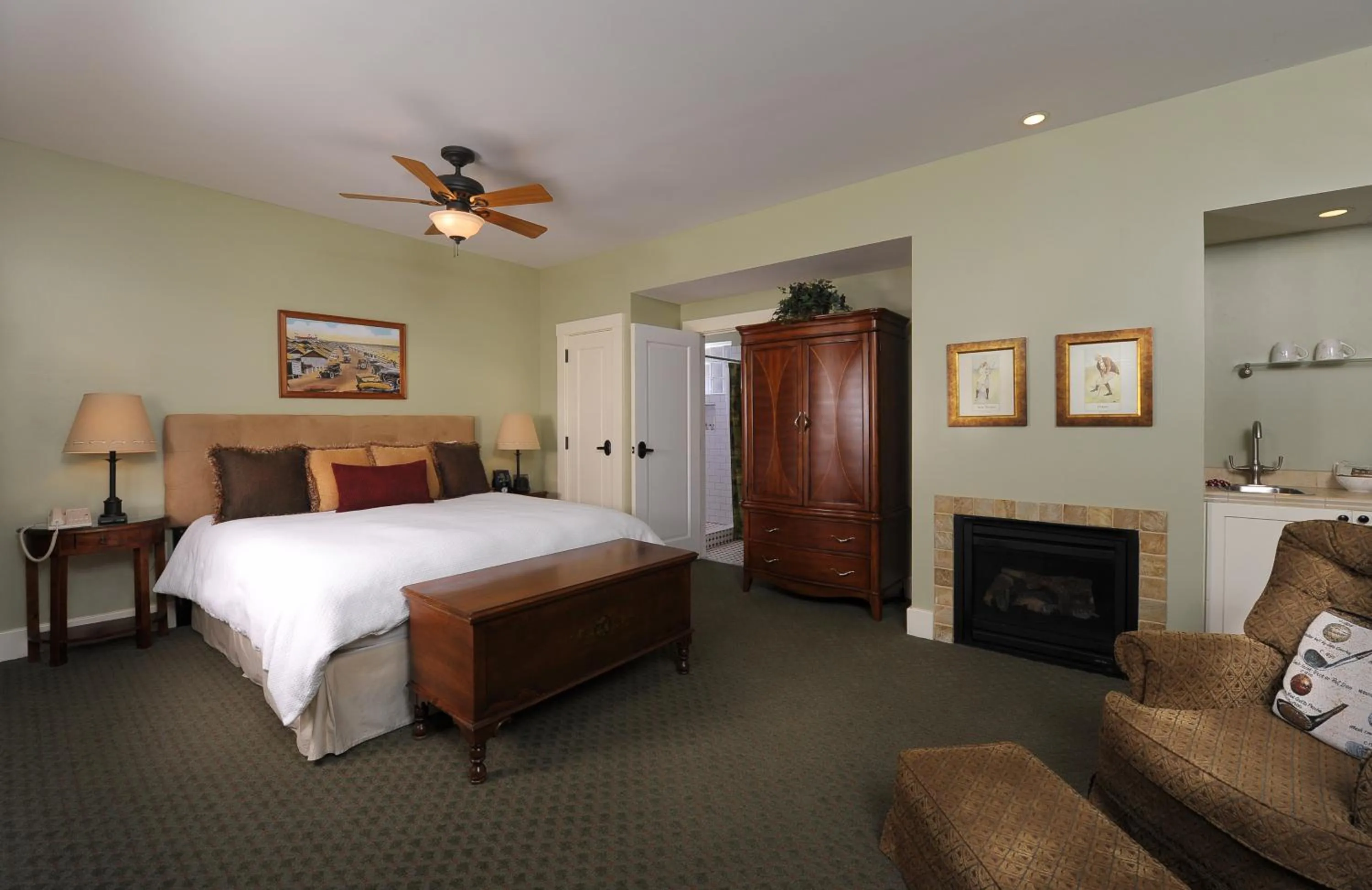 Bedroom, Bed in 1906 Lodge