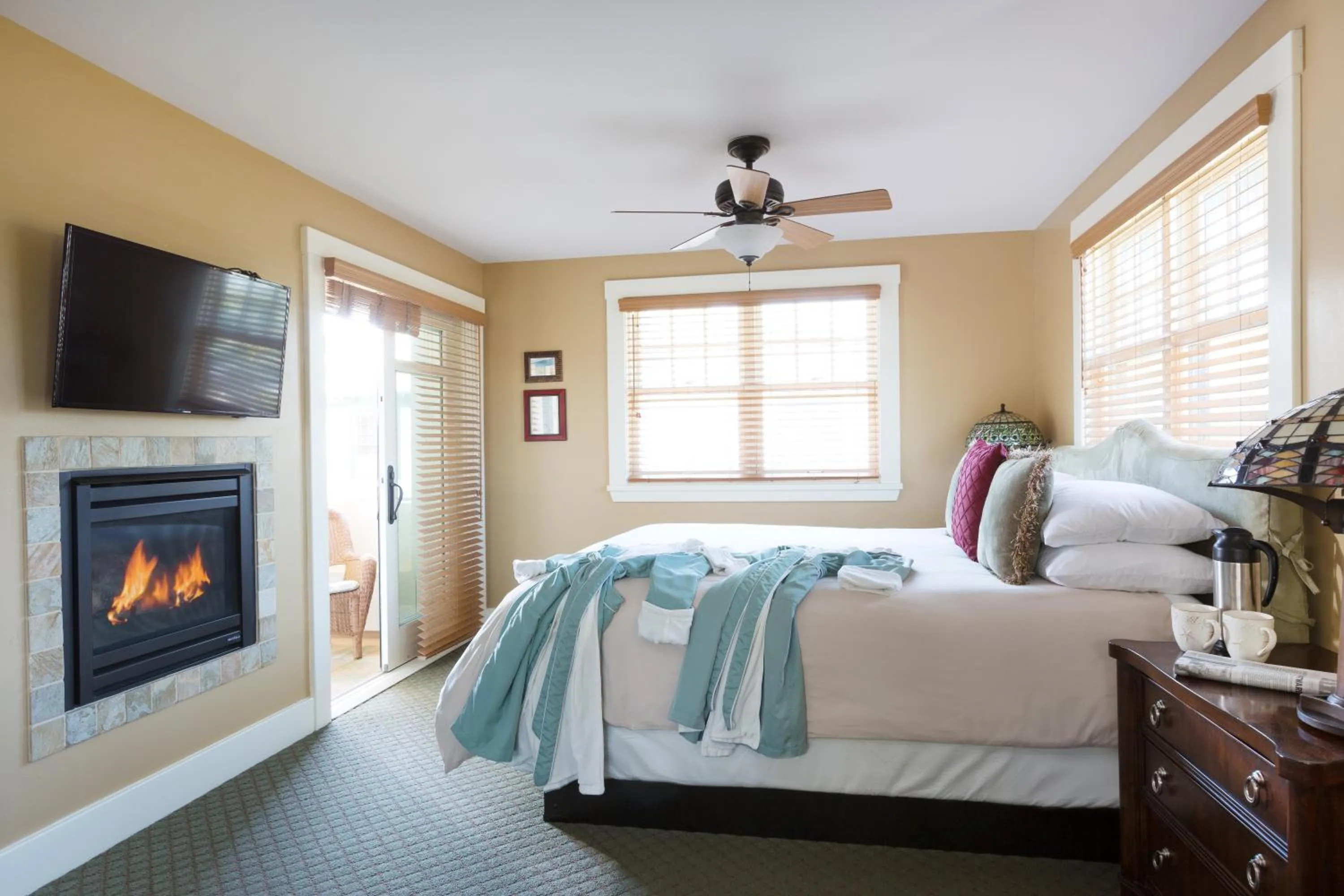 Photo of the whole room, Bed in 1906 Lodge