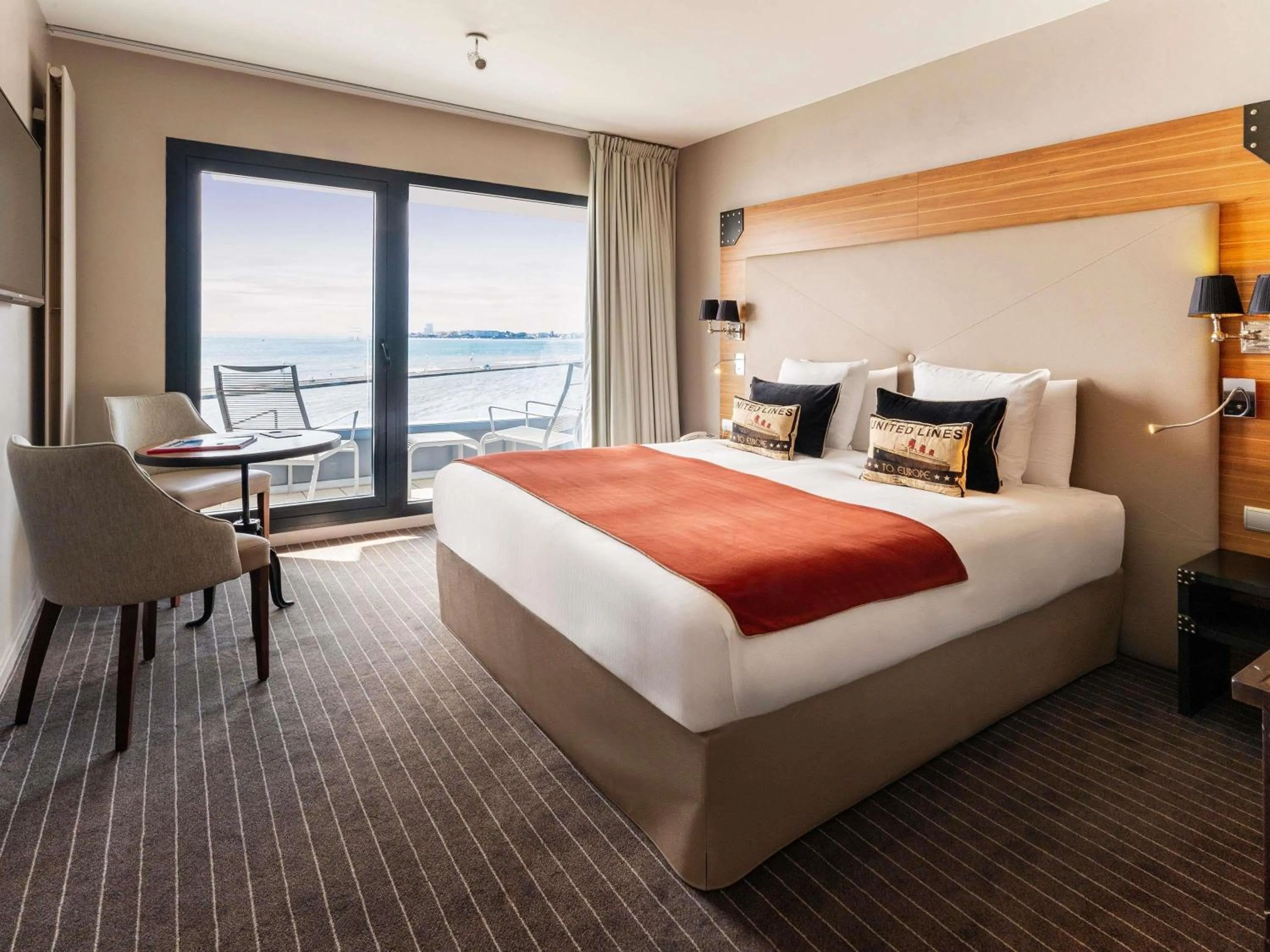 Bedroom, Bed in Côte Ouest Thalasso & Spa Les Sables d'Olonne - MGallery Collection