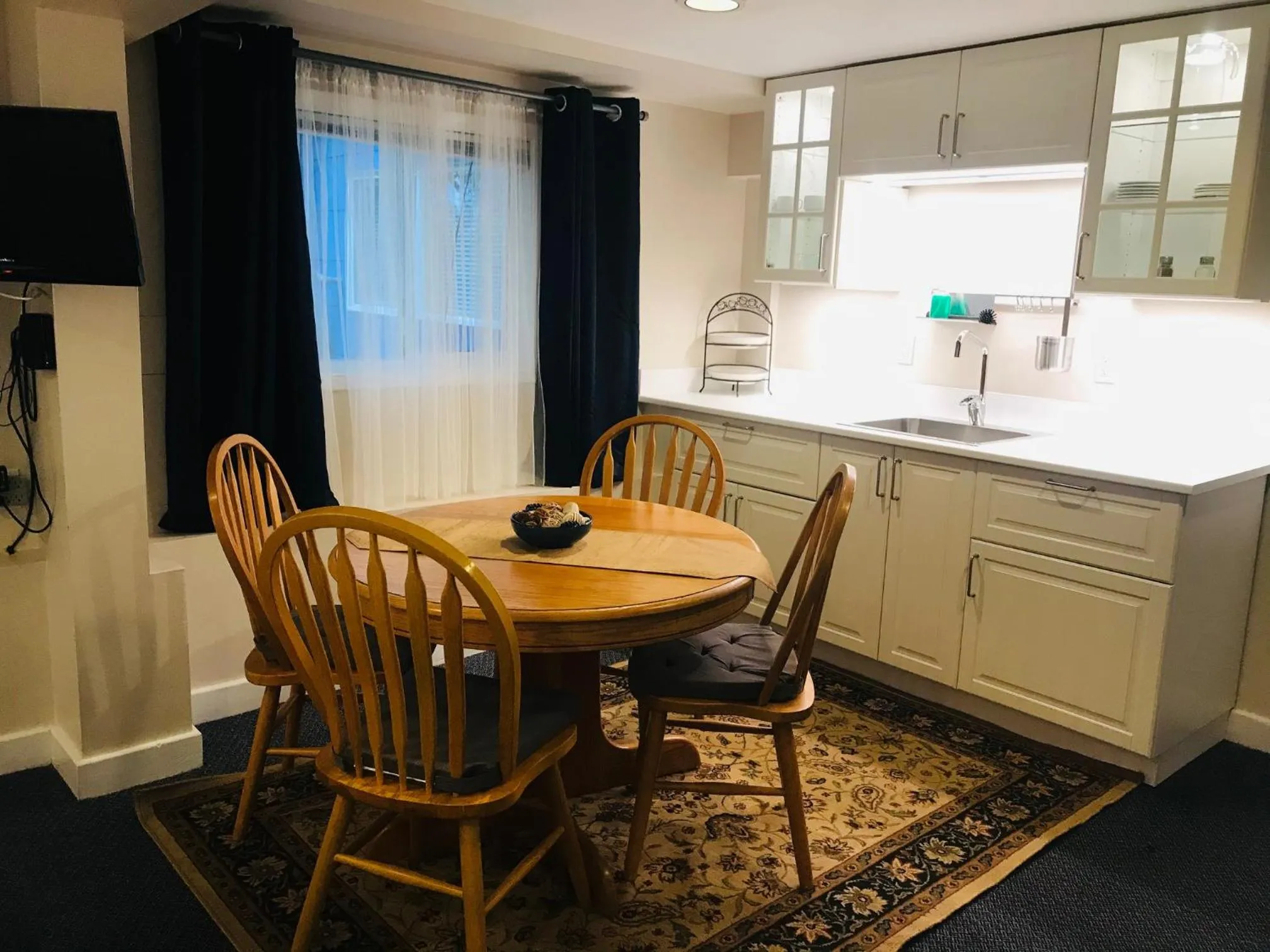 Dining area in Cambie Lodge