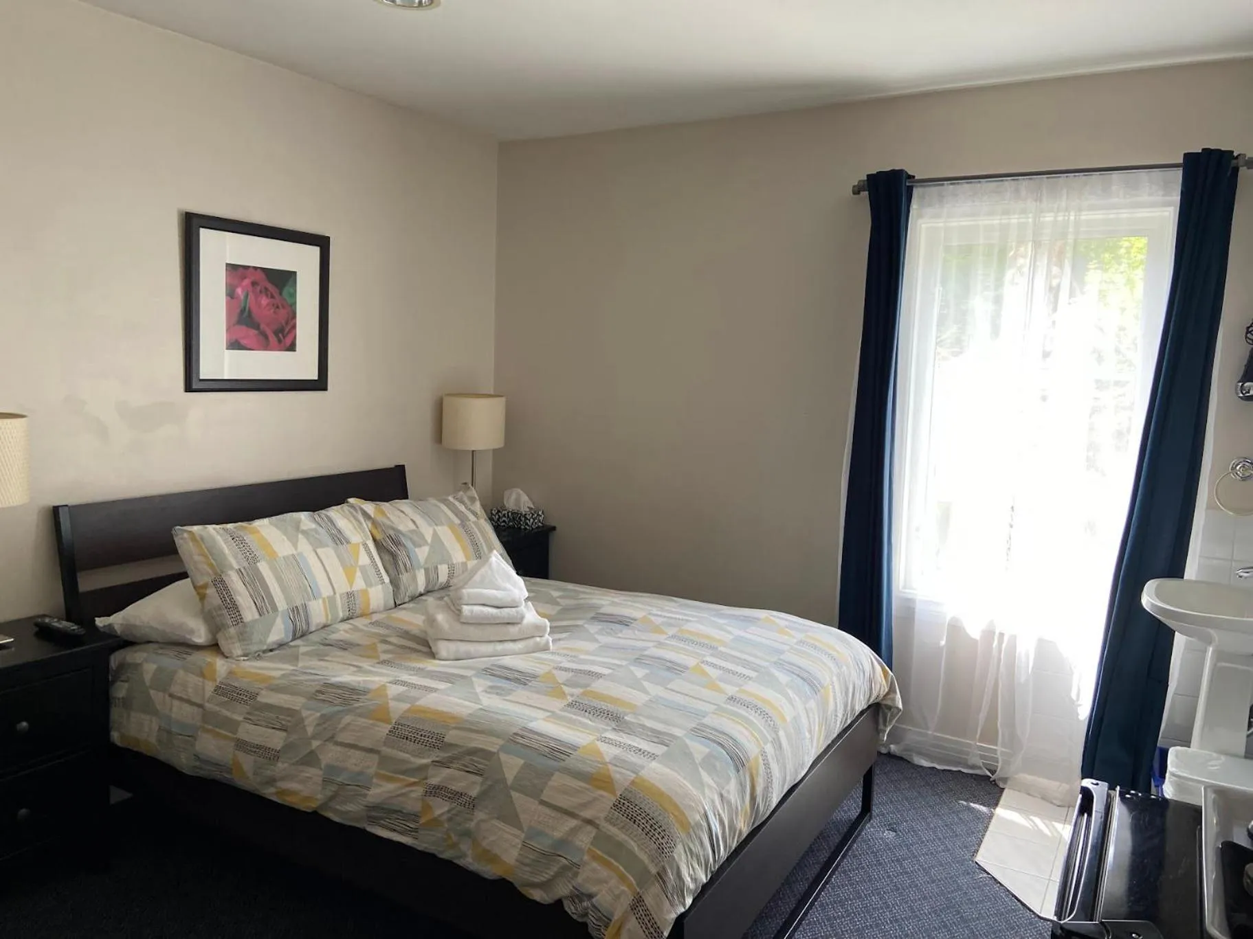 Photo of the whole room, Bed in Cambie Lodge