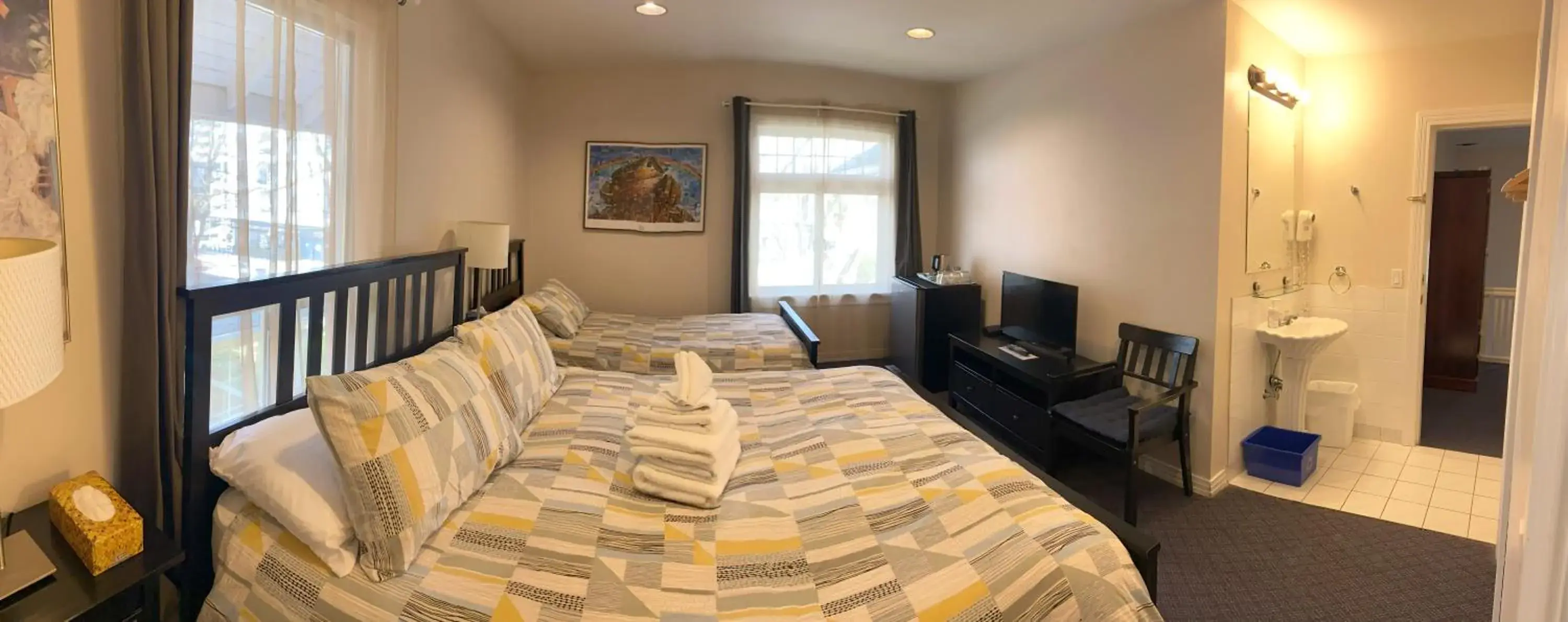 Comfort Triple Room in Cambie Lodge Comfort Triple Room in Cambie Lodge