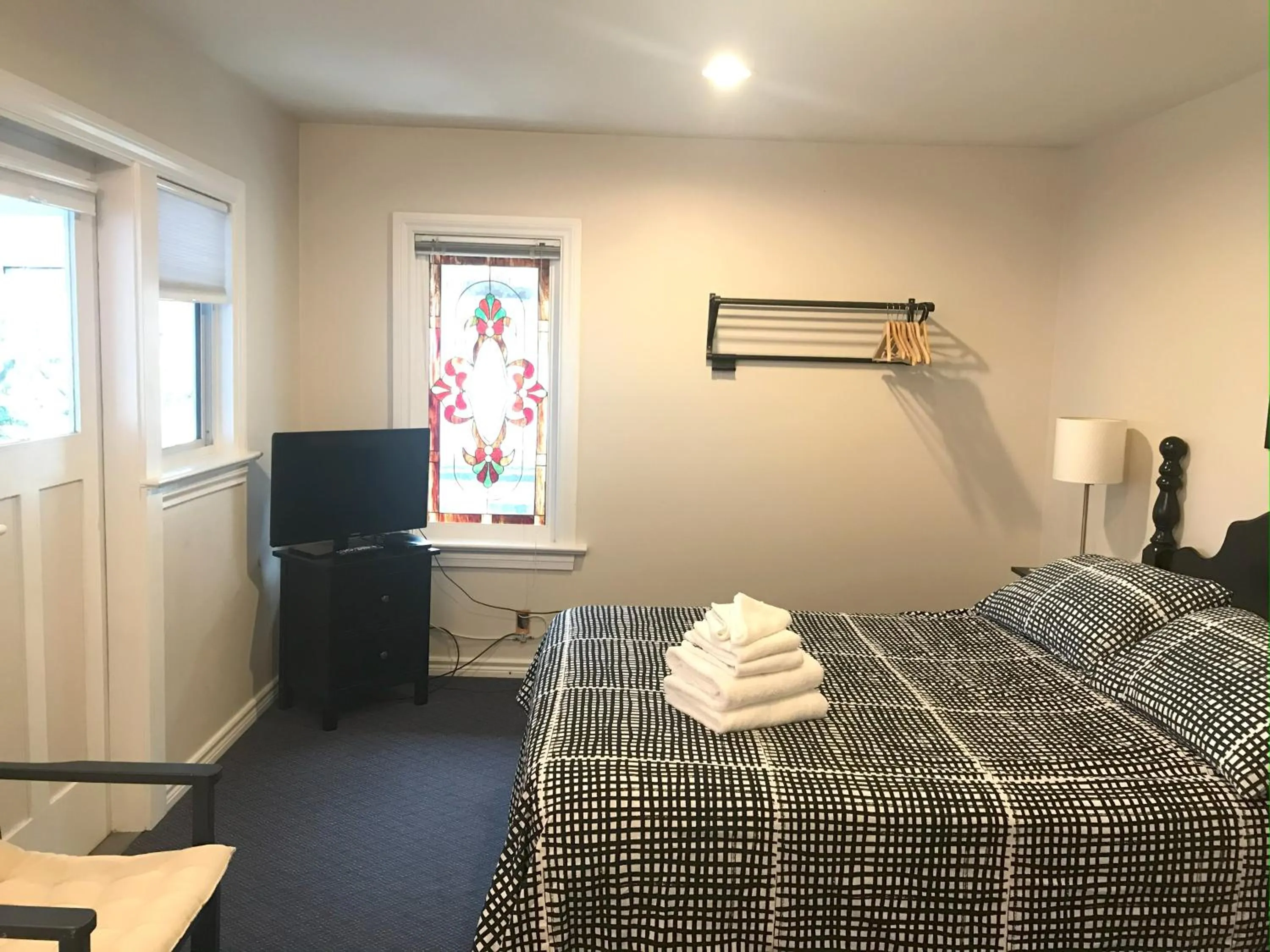 TV and multimedia, Bed in Cambie Lodge