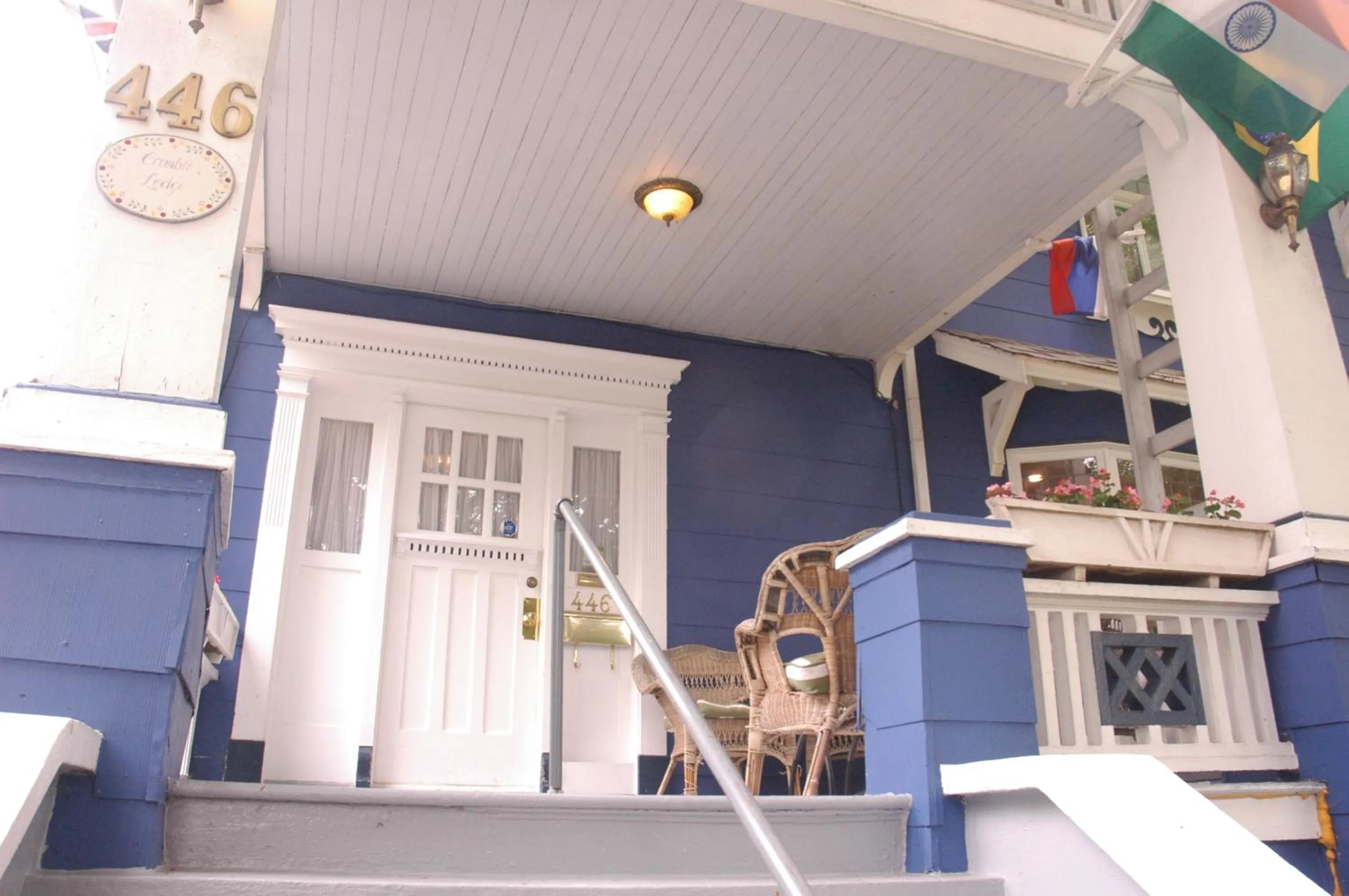 Facade/entrance in Cambie Lodge