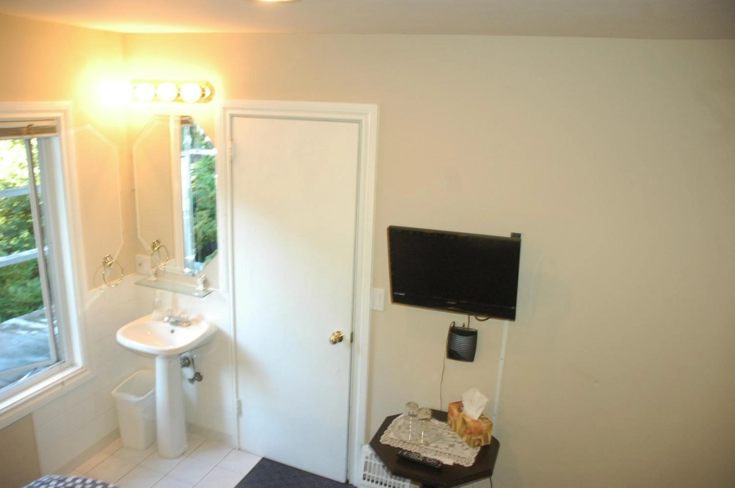 Bathroom in Cambie Lodge