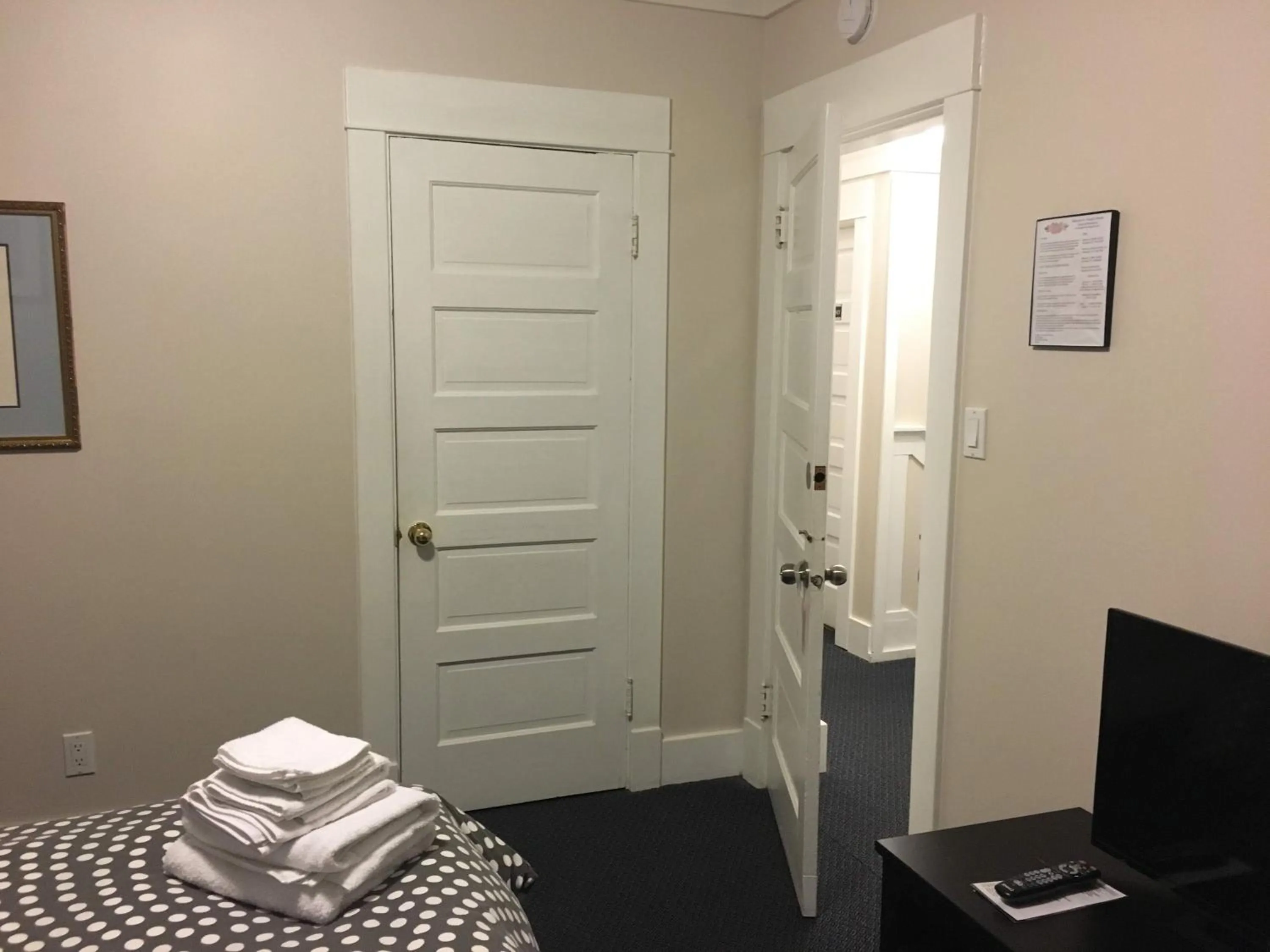 Bed in Douglas Guest House