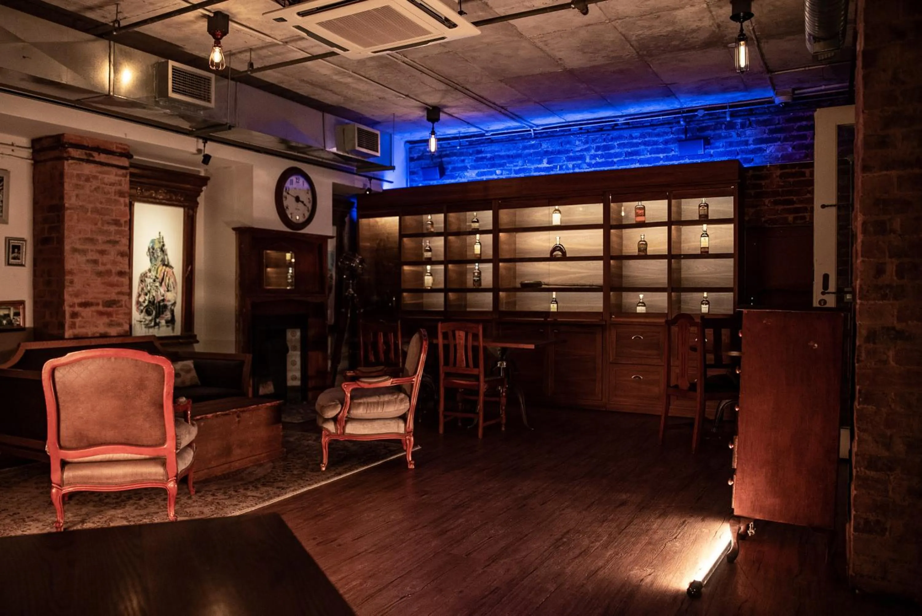 Restaurant/places to eat in Hallmark House