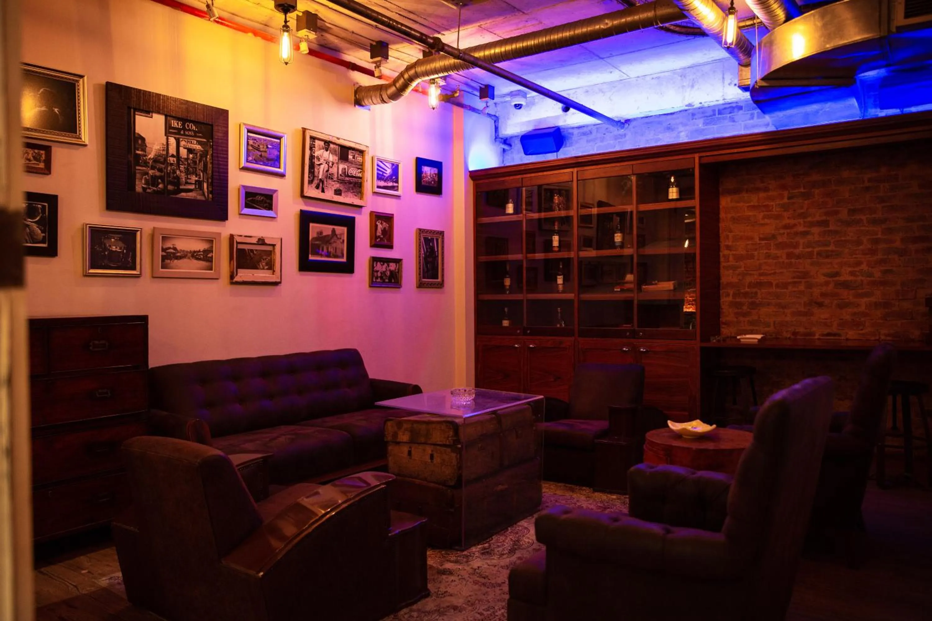 Restaurant/places to eat in Hallmark House