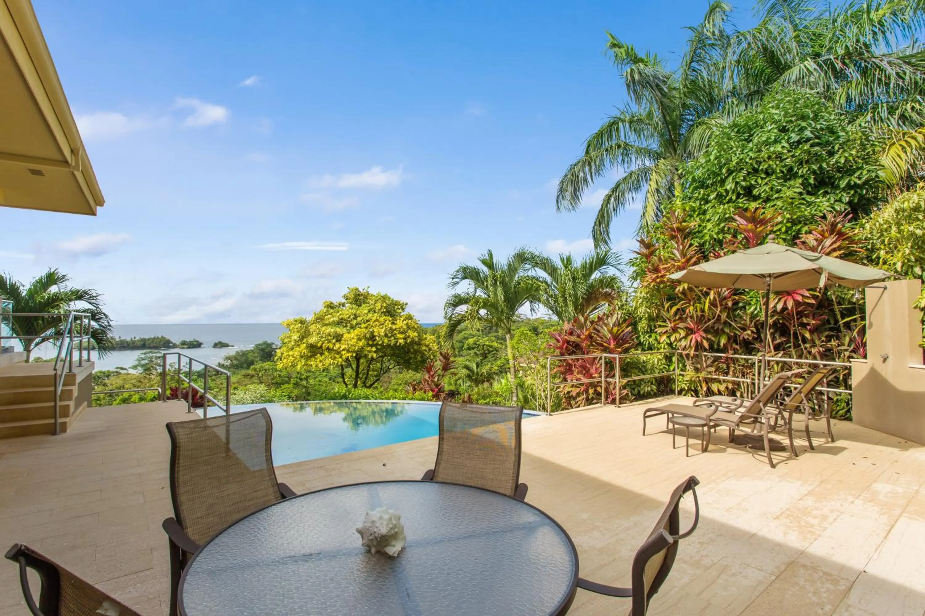 Red Frog Beach Island Resort