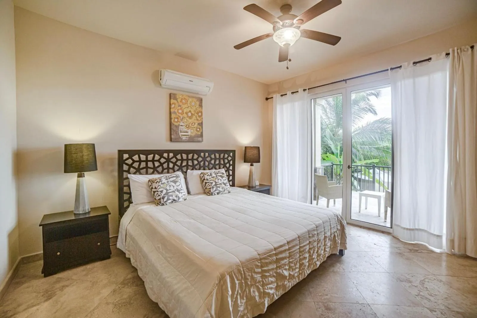 Bed in Red Frog Beach Island Resort