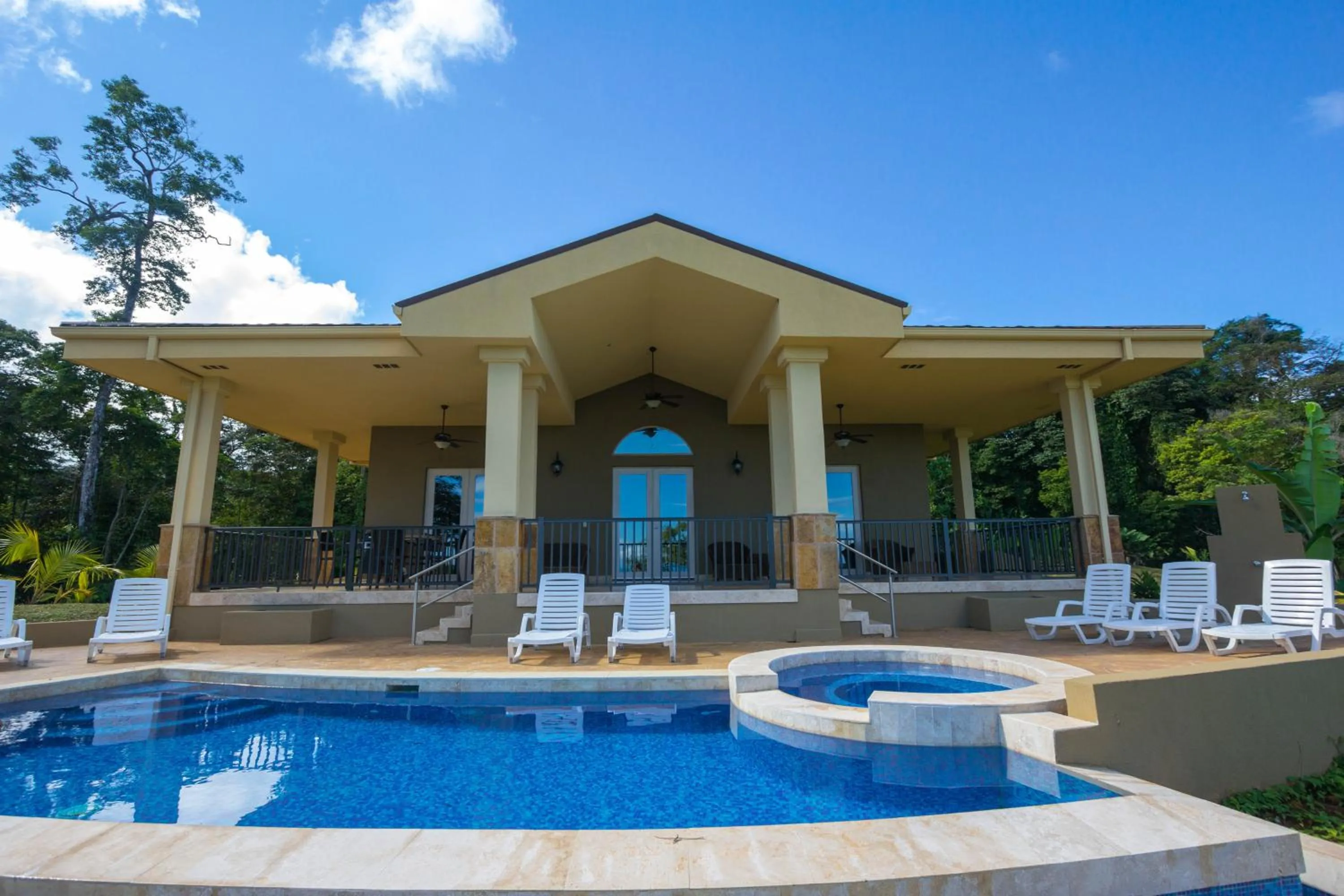 Red Frog Beach Island Resort