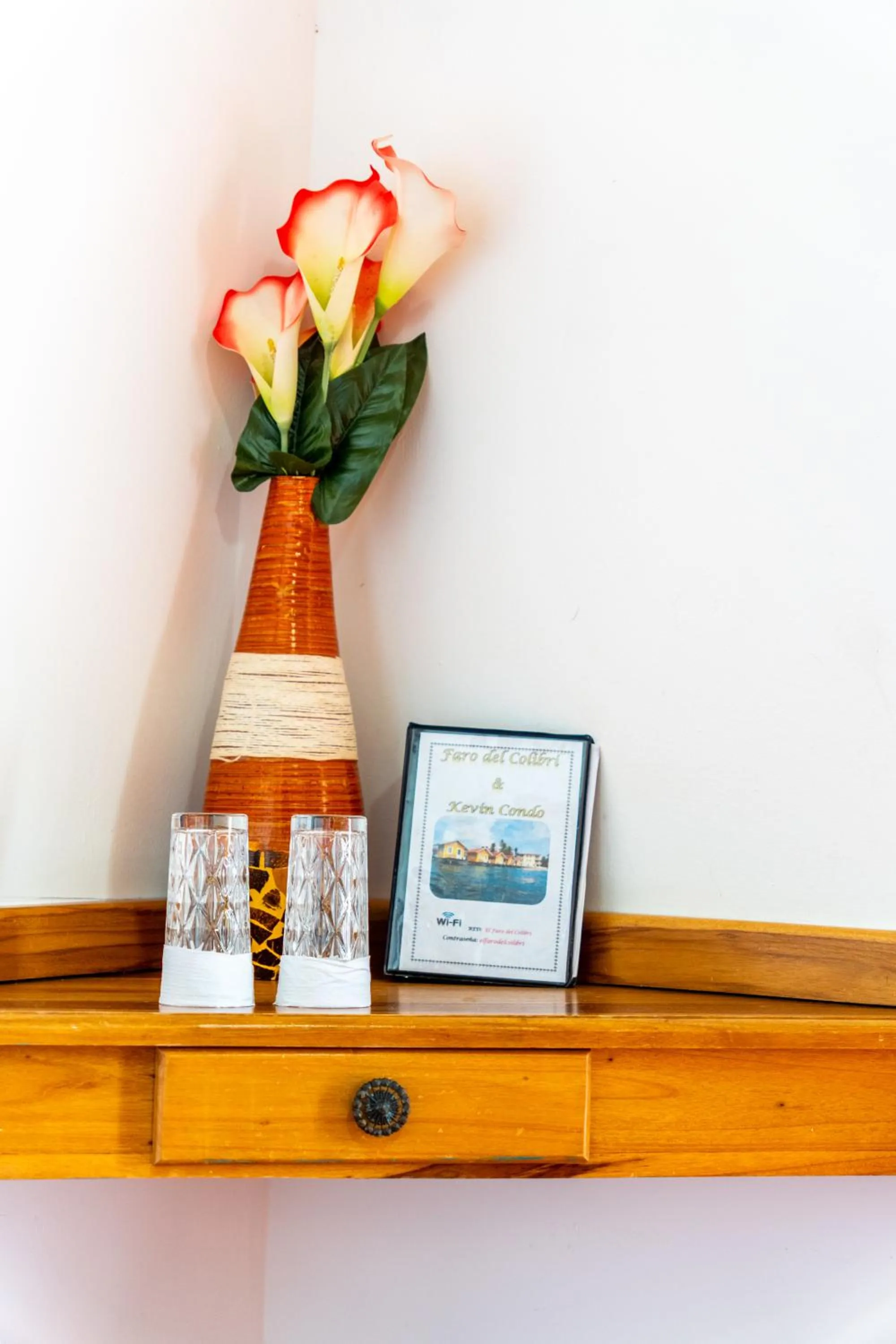 Decorative detail in Faro del Colibri