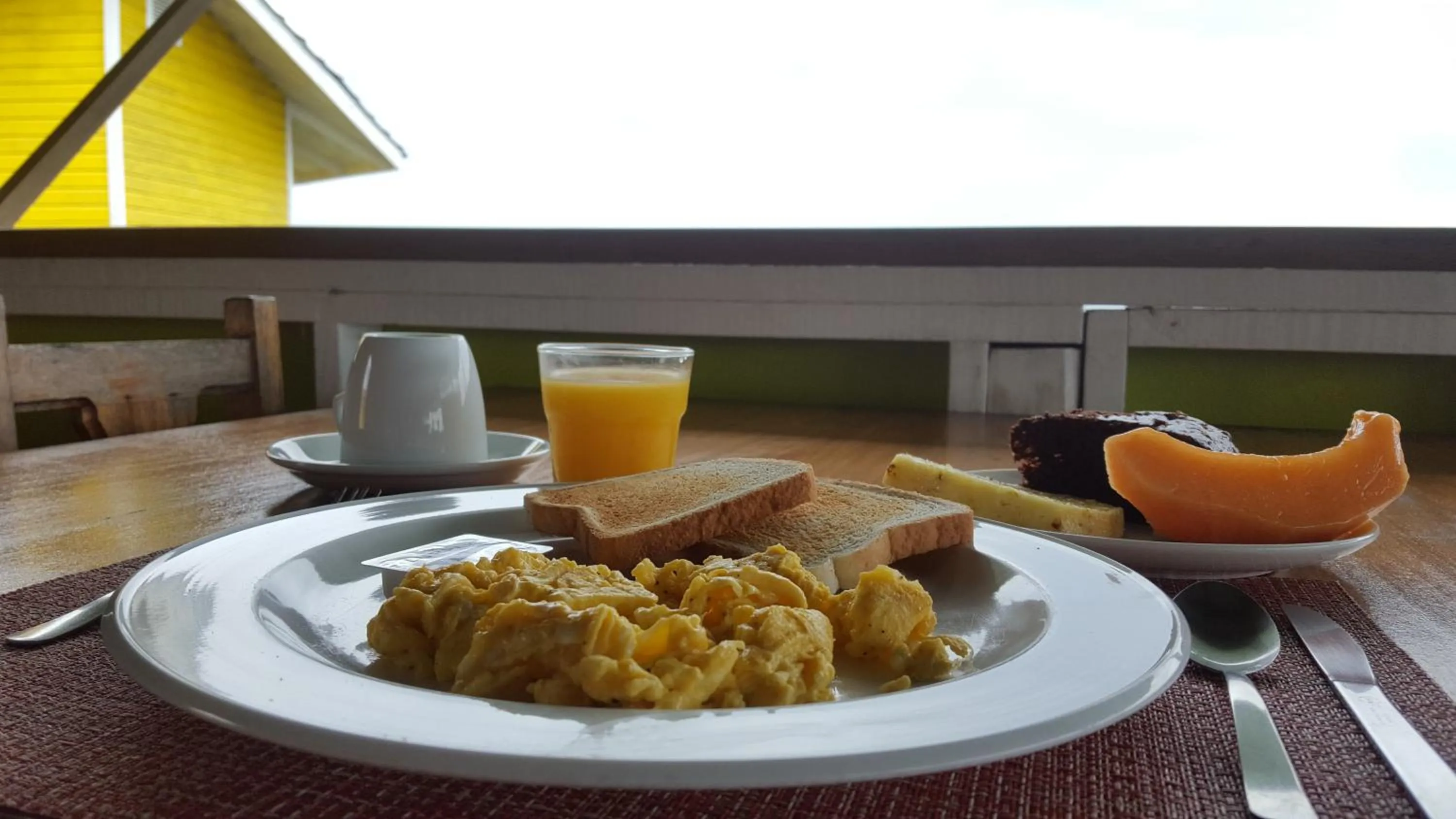 American breakfast in Faro del Colibri