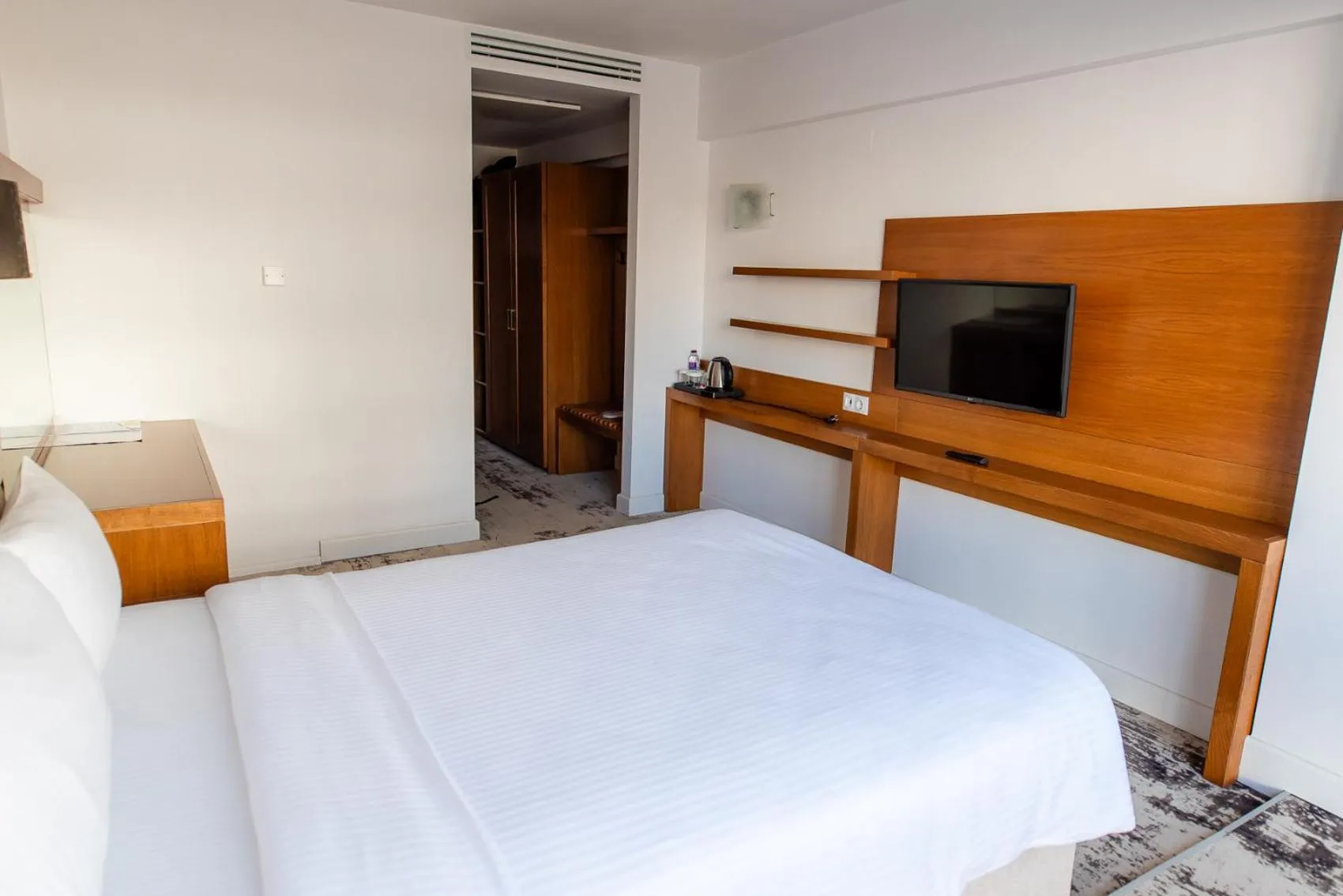 TV and multimedia, Bed in Hotel Avenue - Avenue Hotels