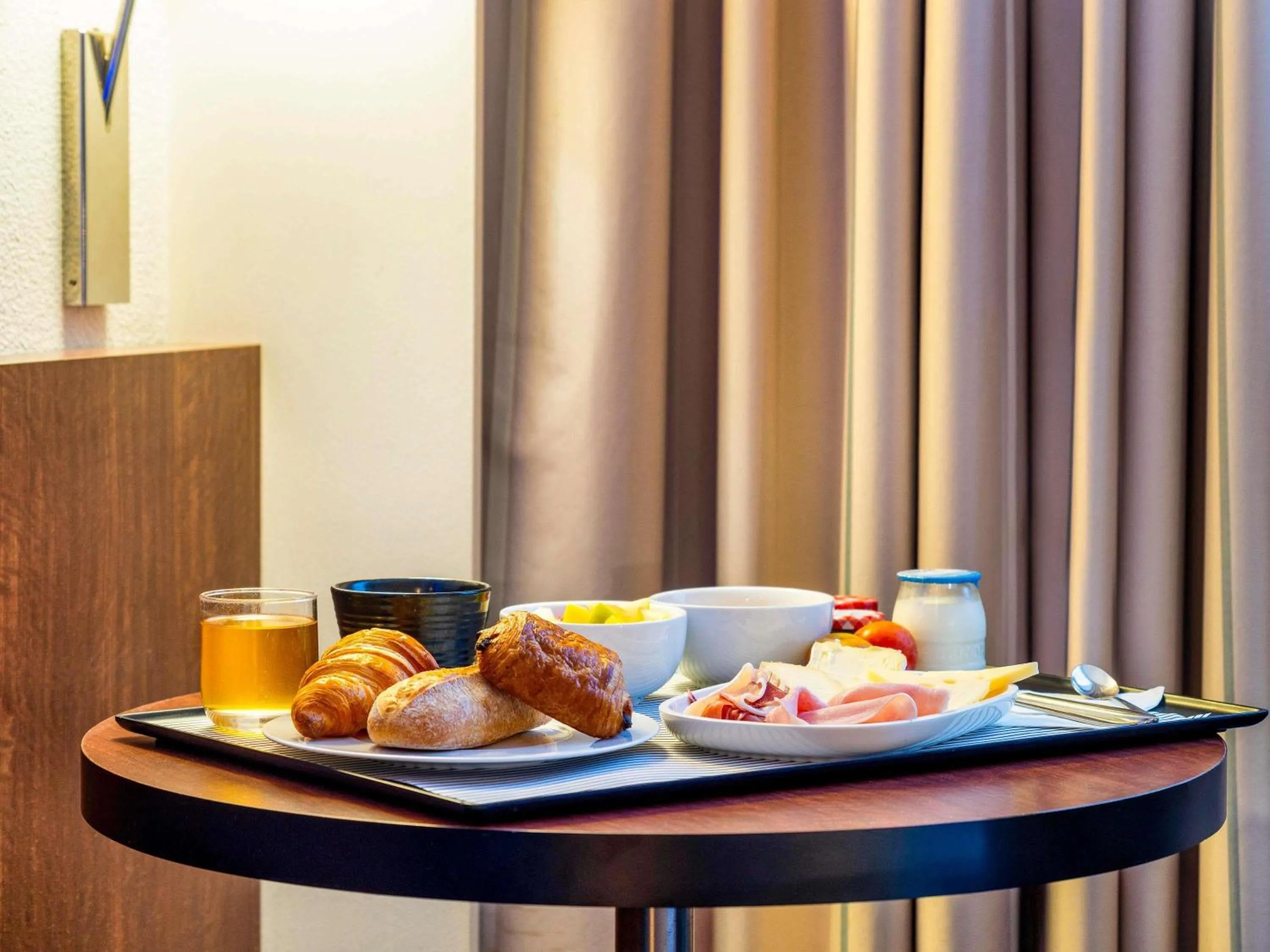 Bedroom in Hôtel Mercure Lyon Centre Lumière