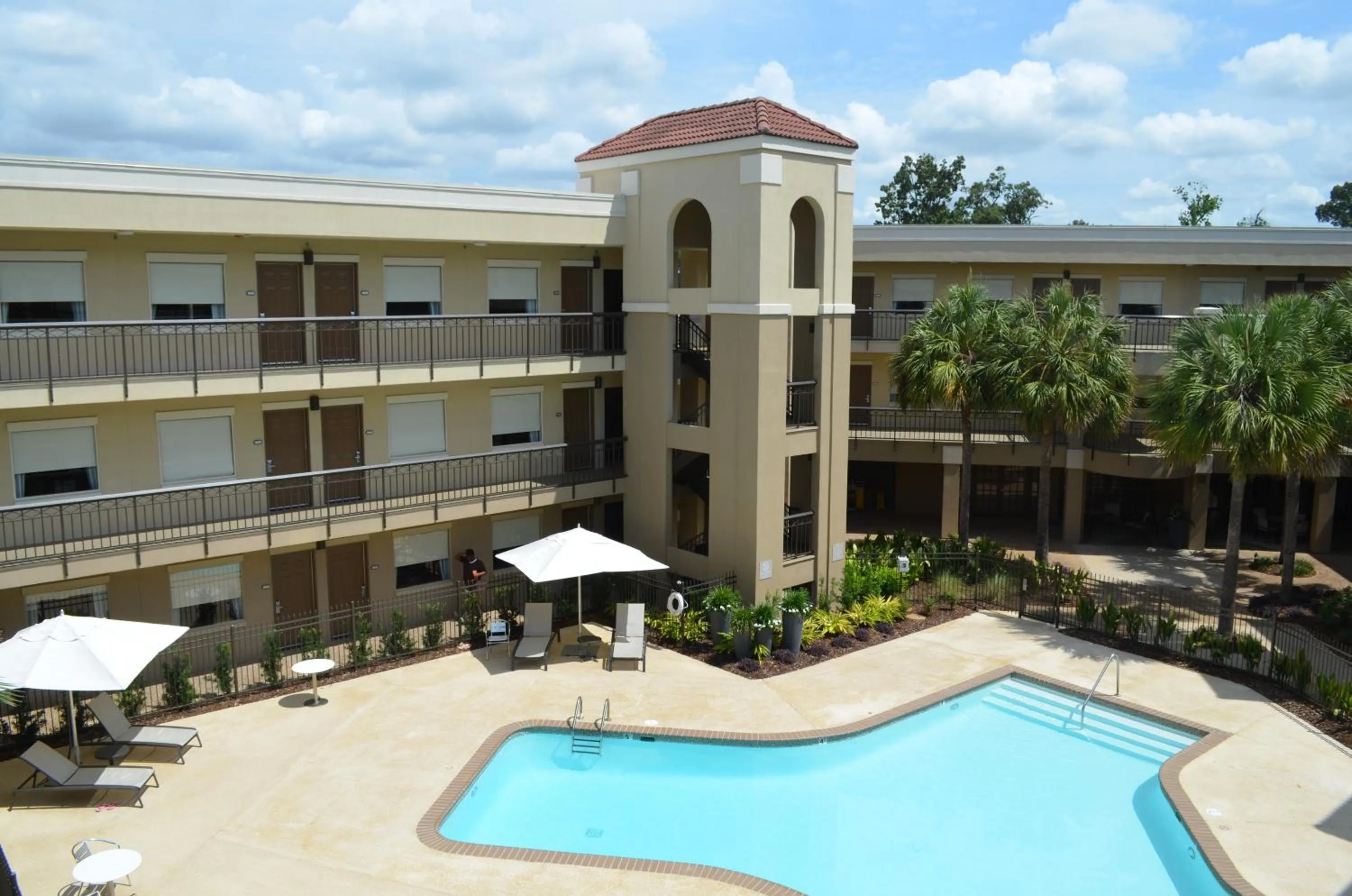 Swimming pool in Comfort Suites Baton Rouge South I-10