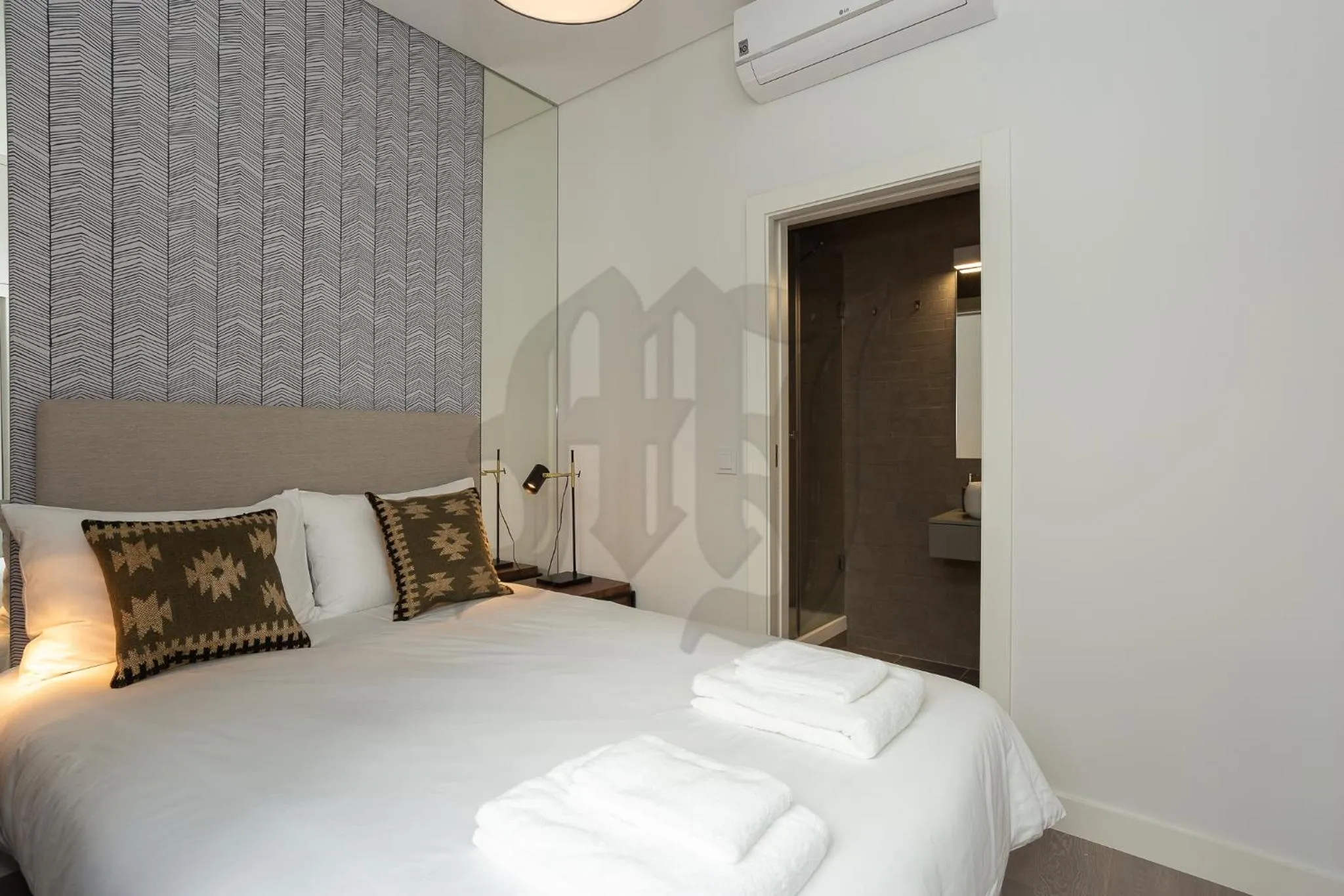 Photo of the whole room, Bed in Morgan-Jupiter Apartments