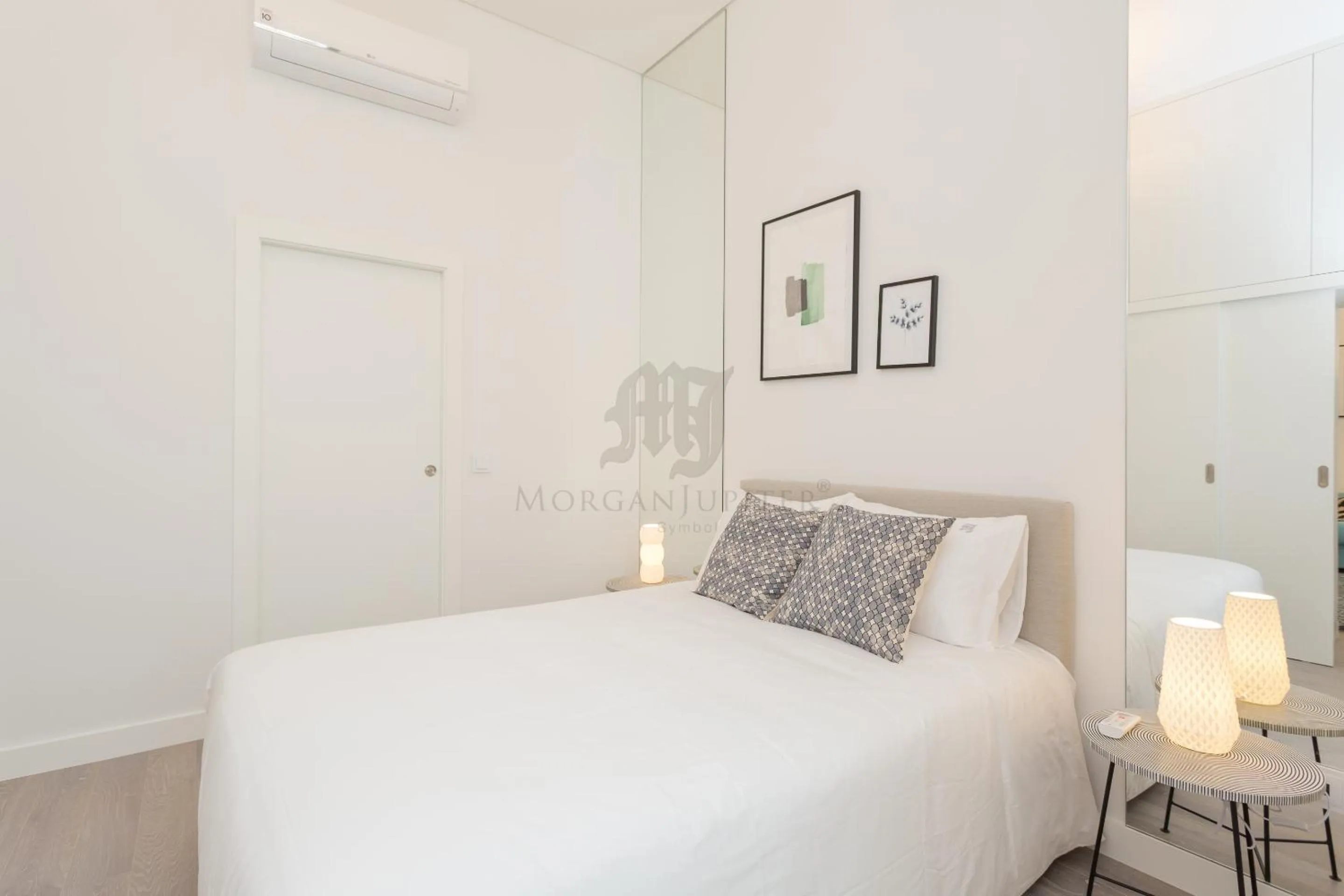 Photo of the whole room, Bed in Morgan-Jupiter Apartments