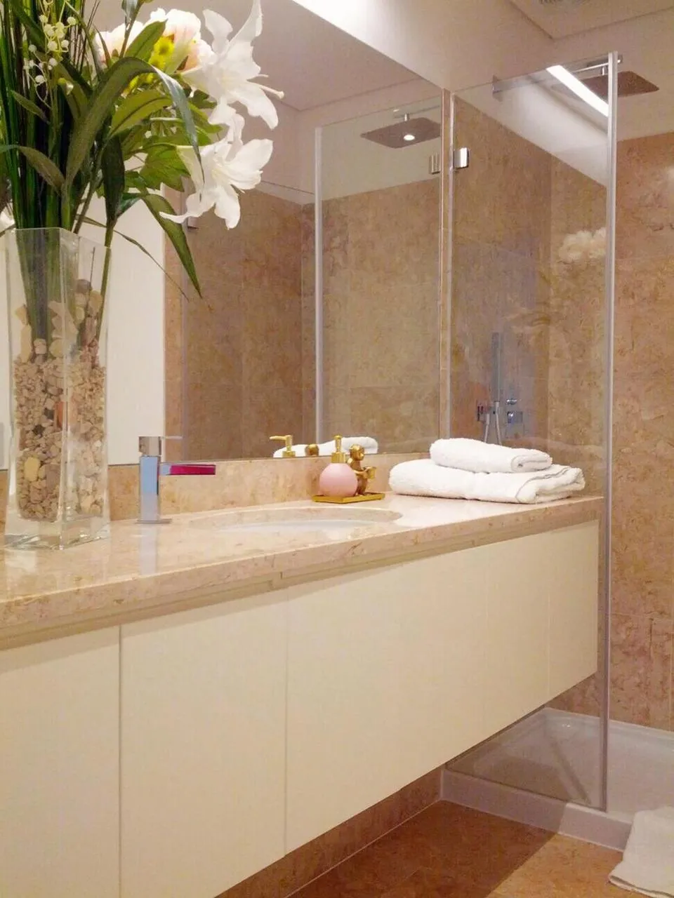 Shower in Morgan-Jupiter Apartments