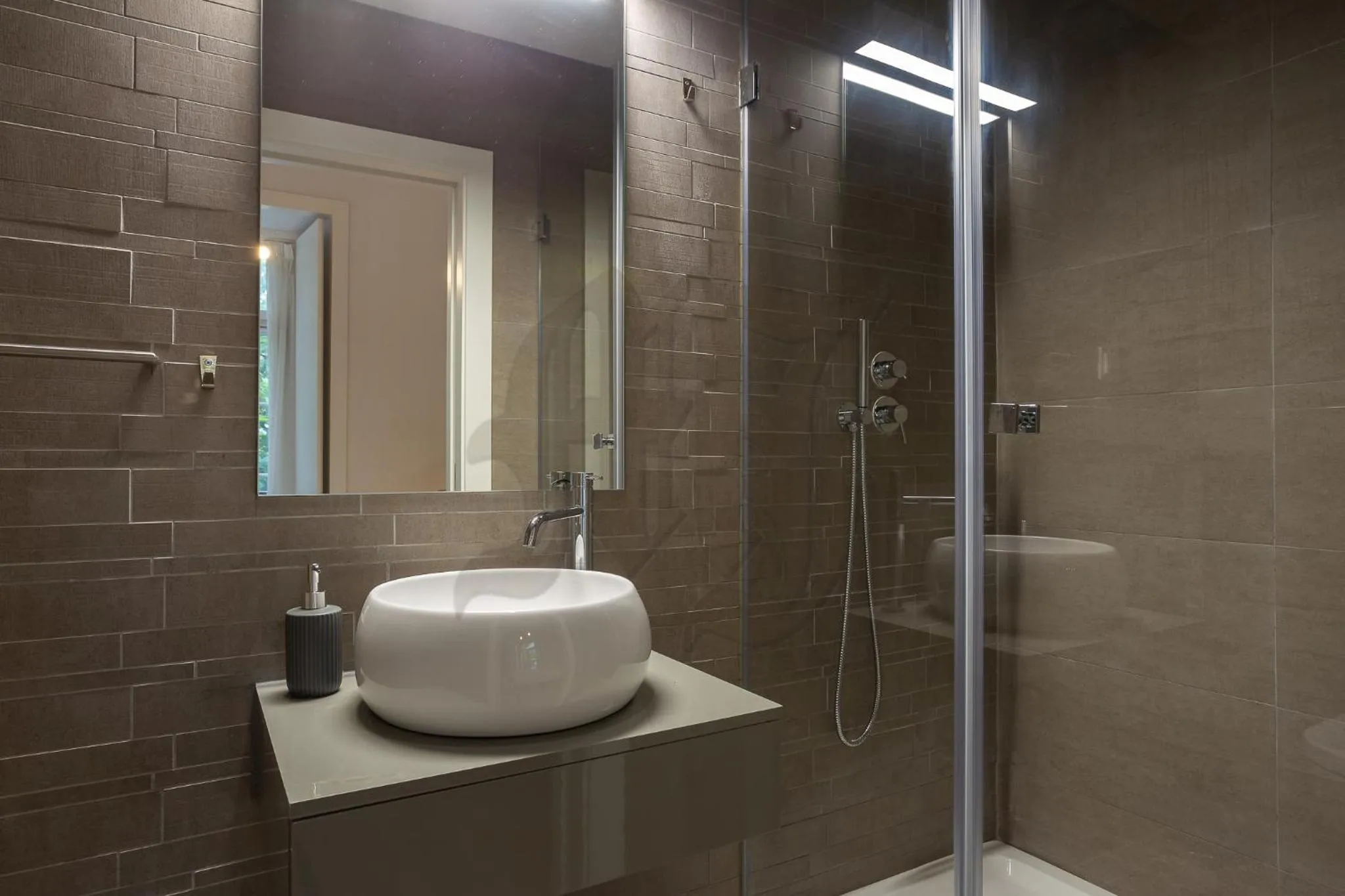 Shower in Morgan-Jupiter Apartments