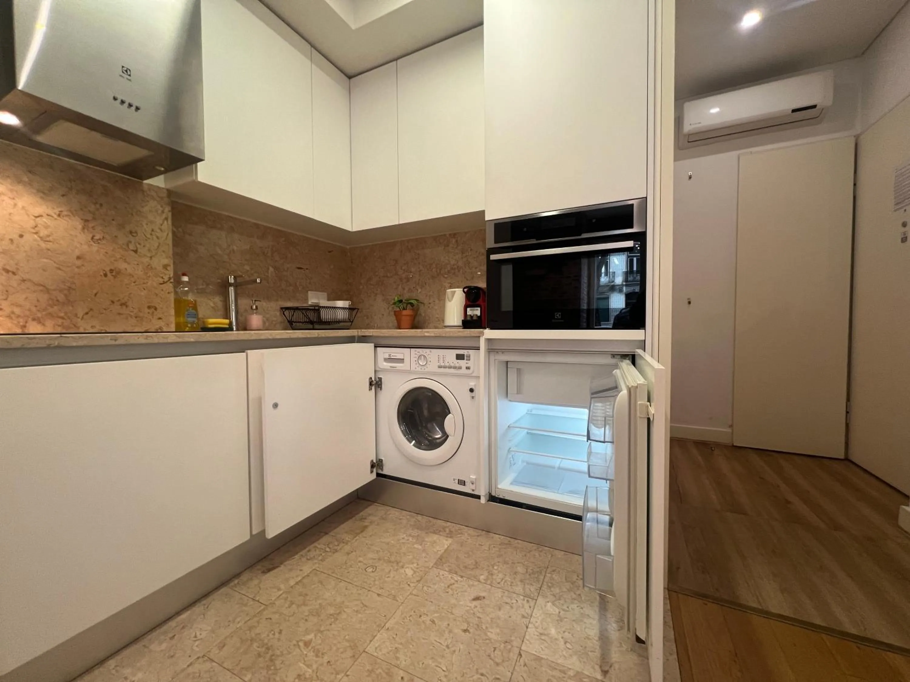 Kitchen or kitchenette in Morgan-Jupiter Apartments