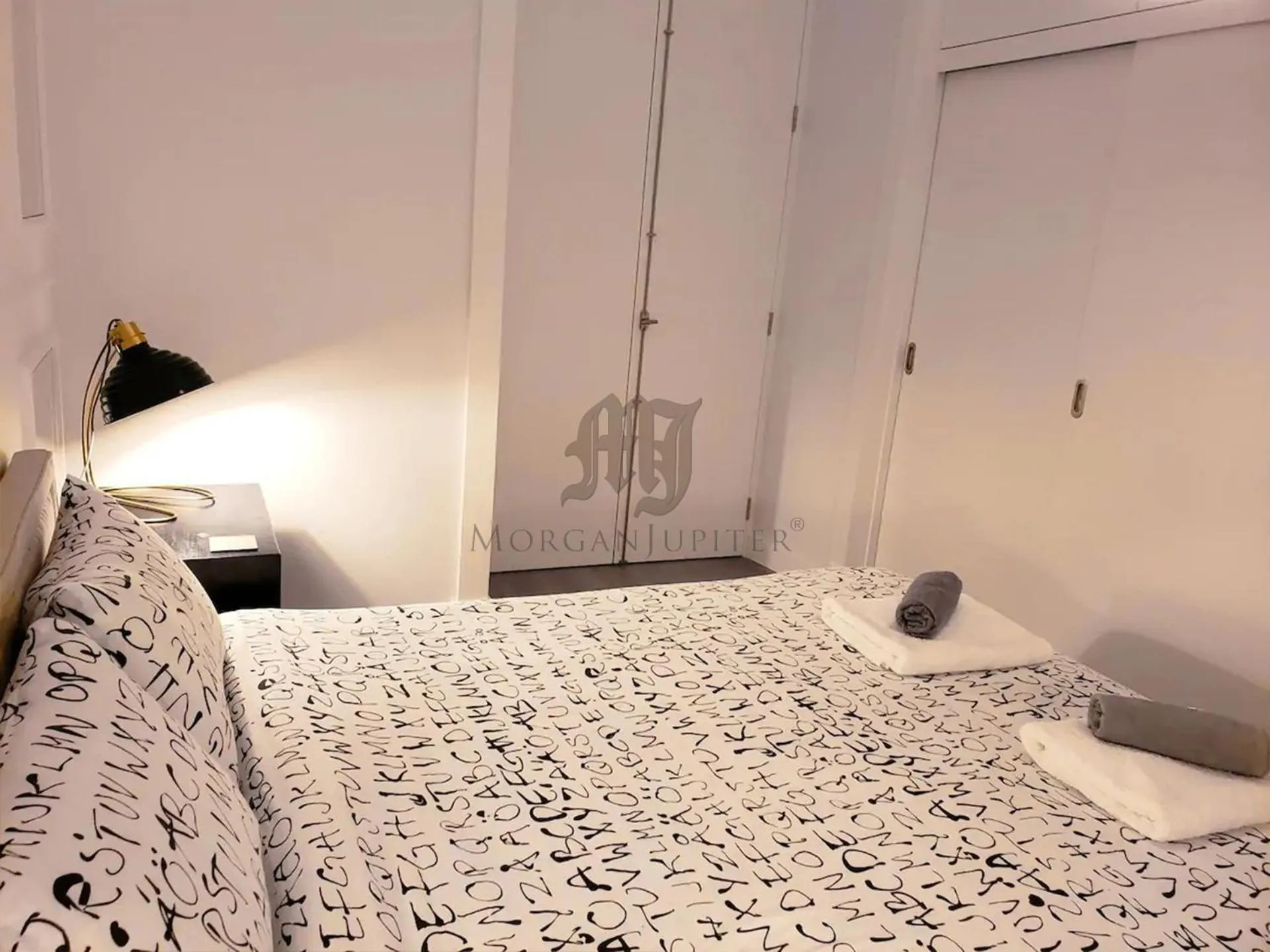 Photo of the whole room, Bed in Morgan-Jupiter Apartments