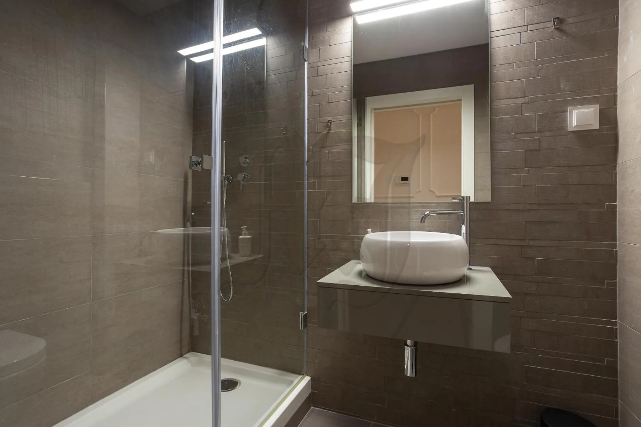 Shower in Morgan-Jupiter Apartments