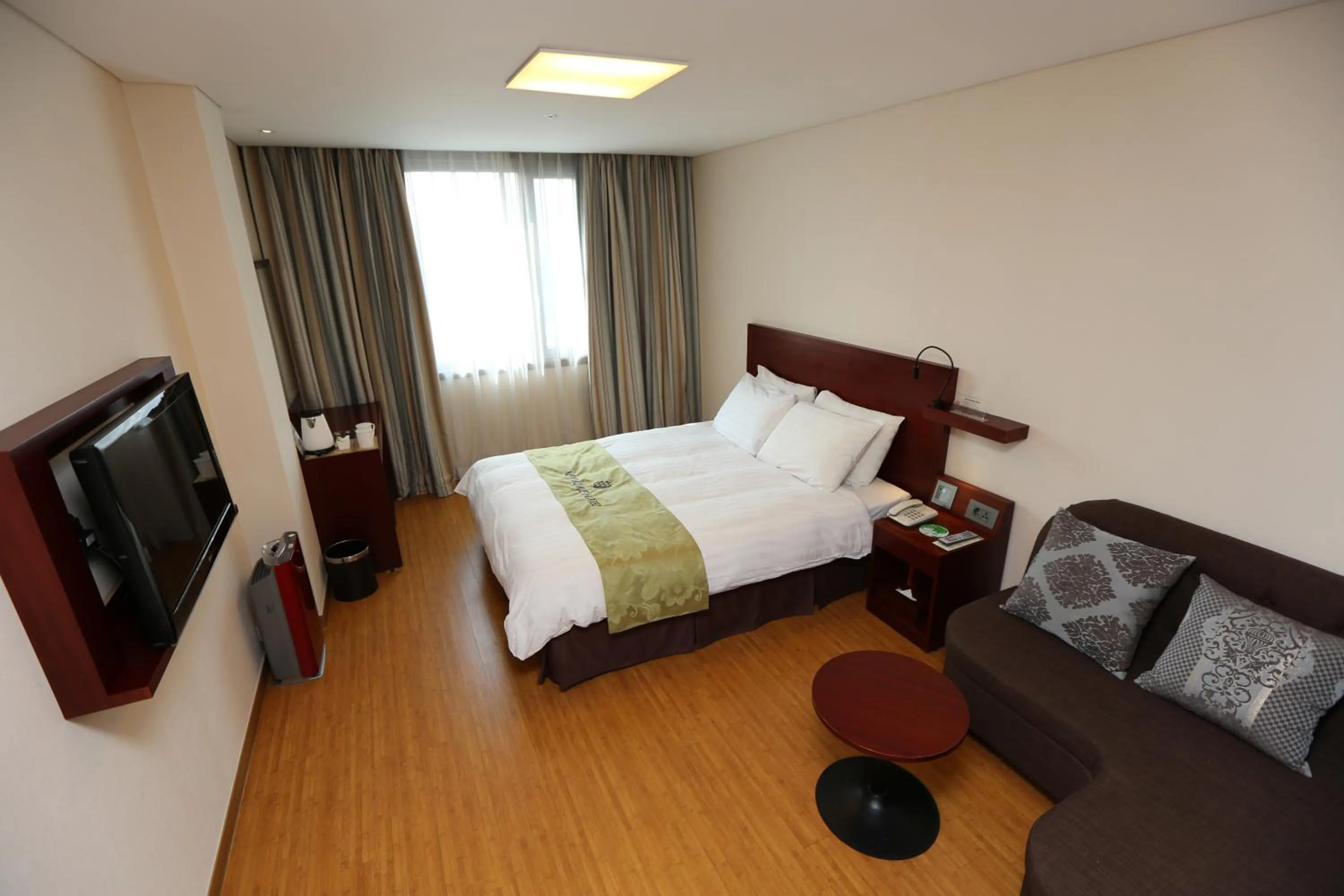 Photo of the whole room in New Kukje Hotel