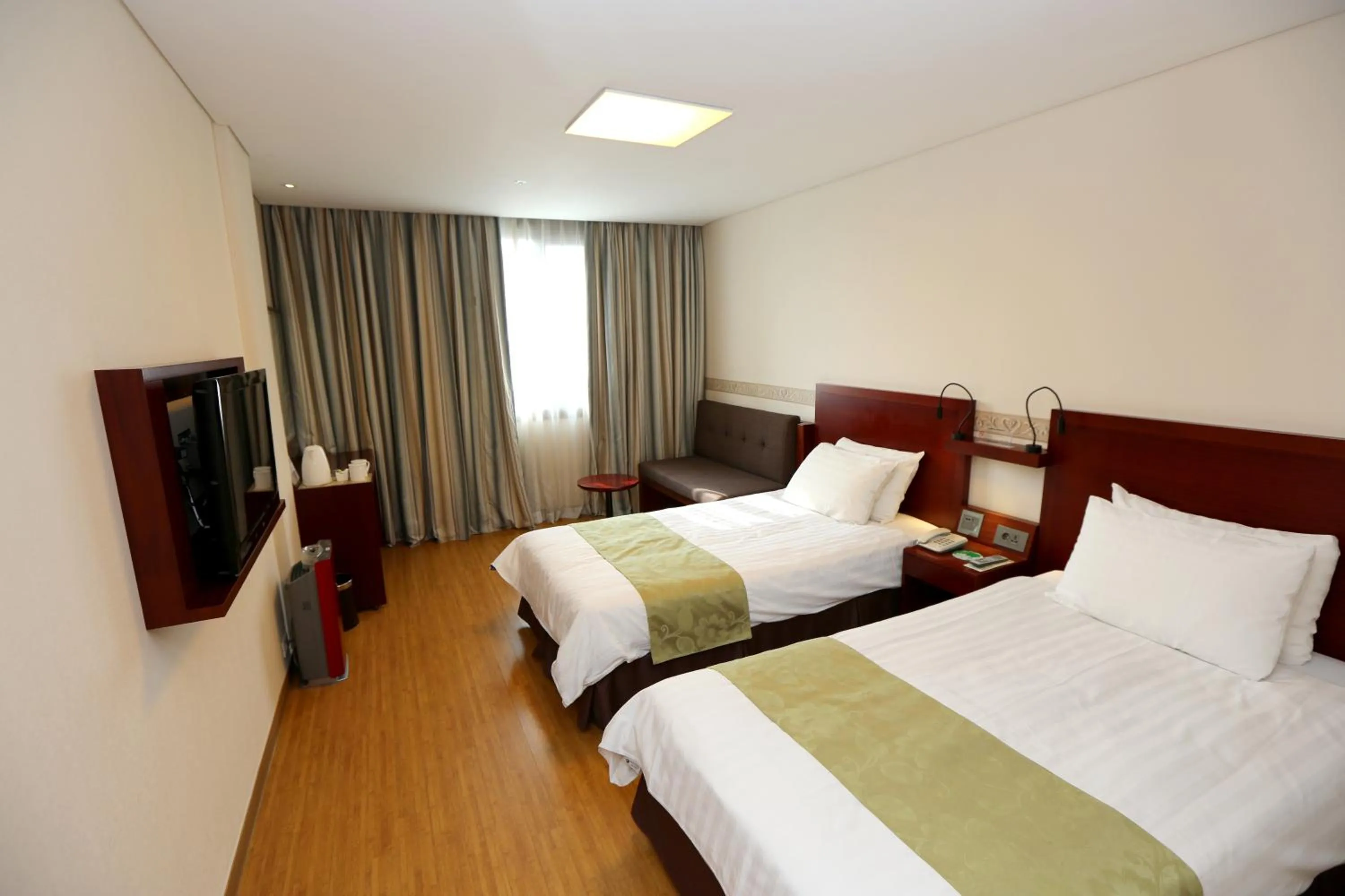 Photo of the whole room in New Kukje Hotel