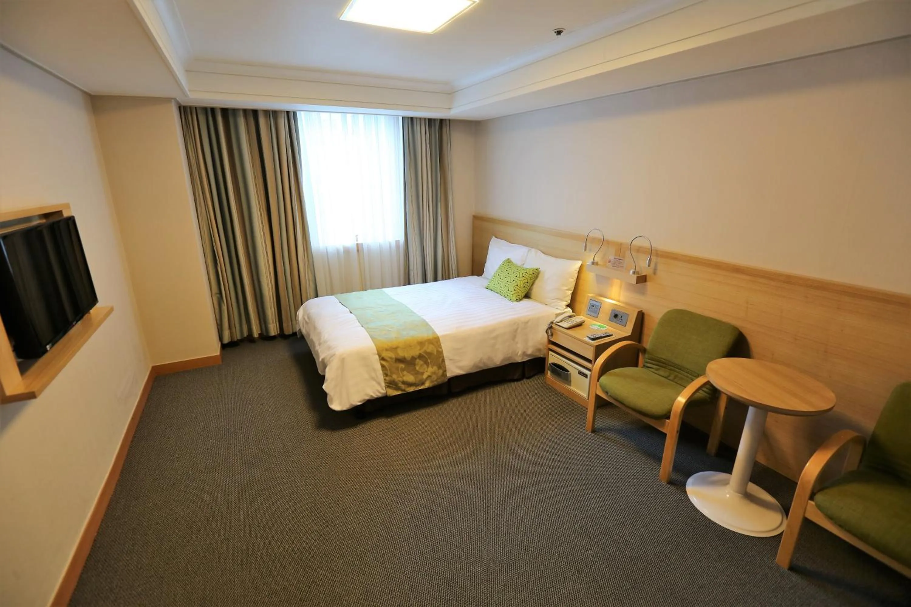 Photo of the whole room in New Kukje Hotel