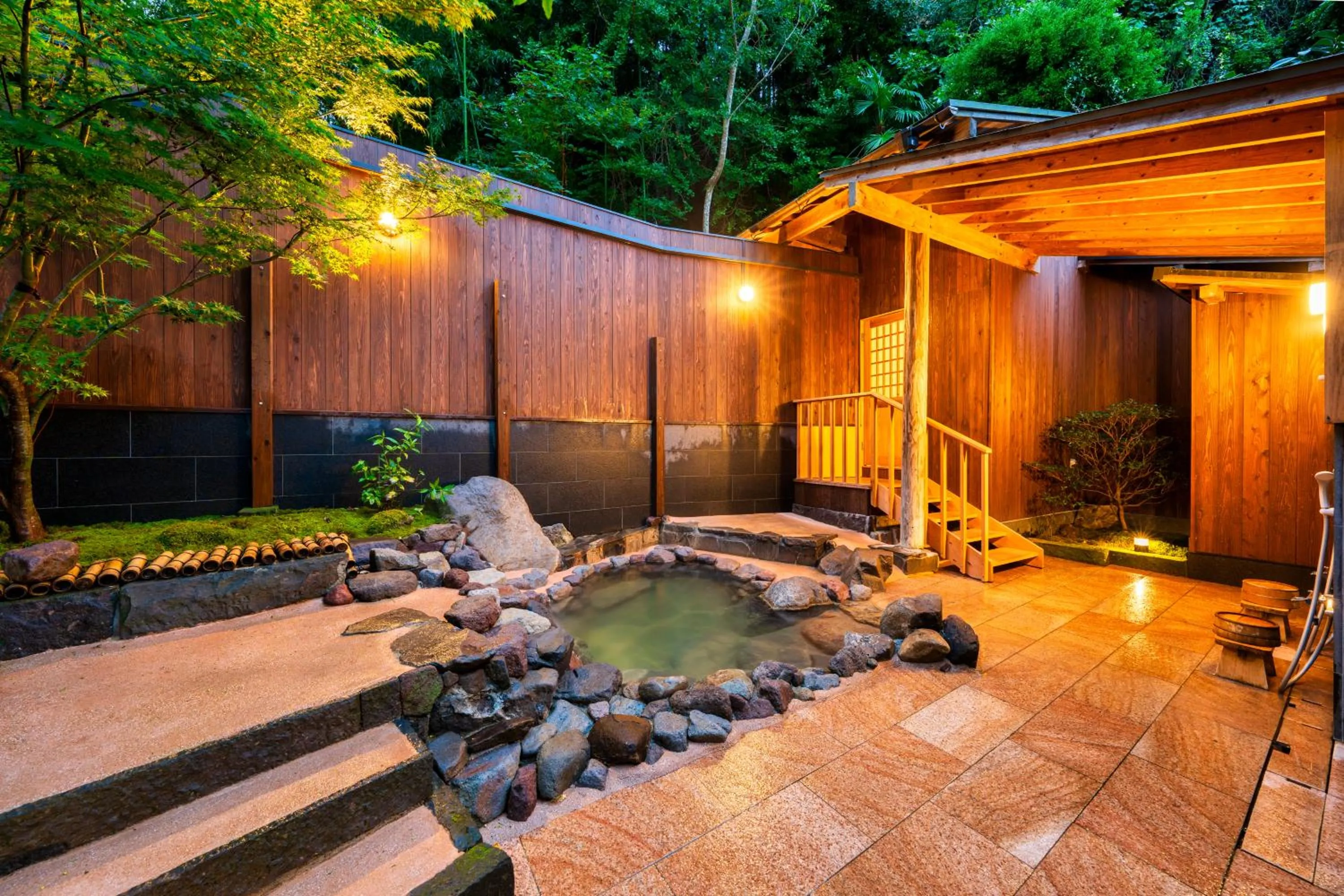 Open Air Bath in Beppu Showaen