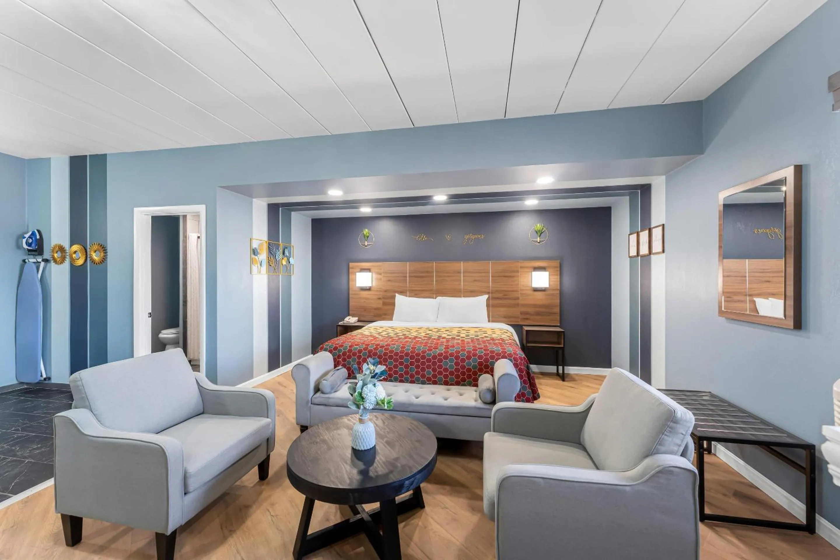 Bedroom, Bed in Econo Lodge Cranston - Providence