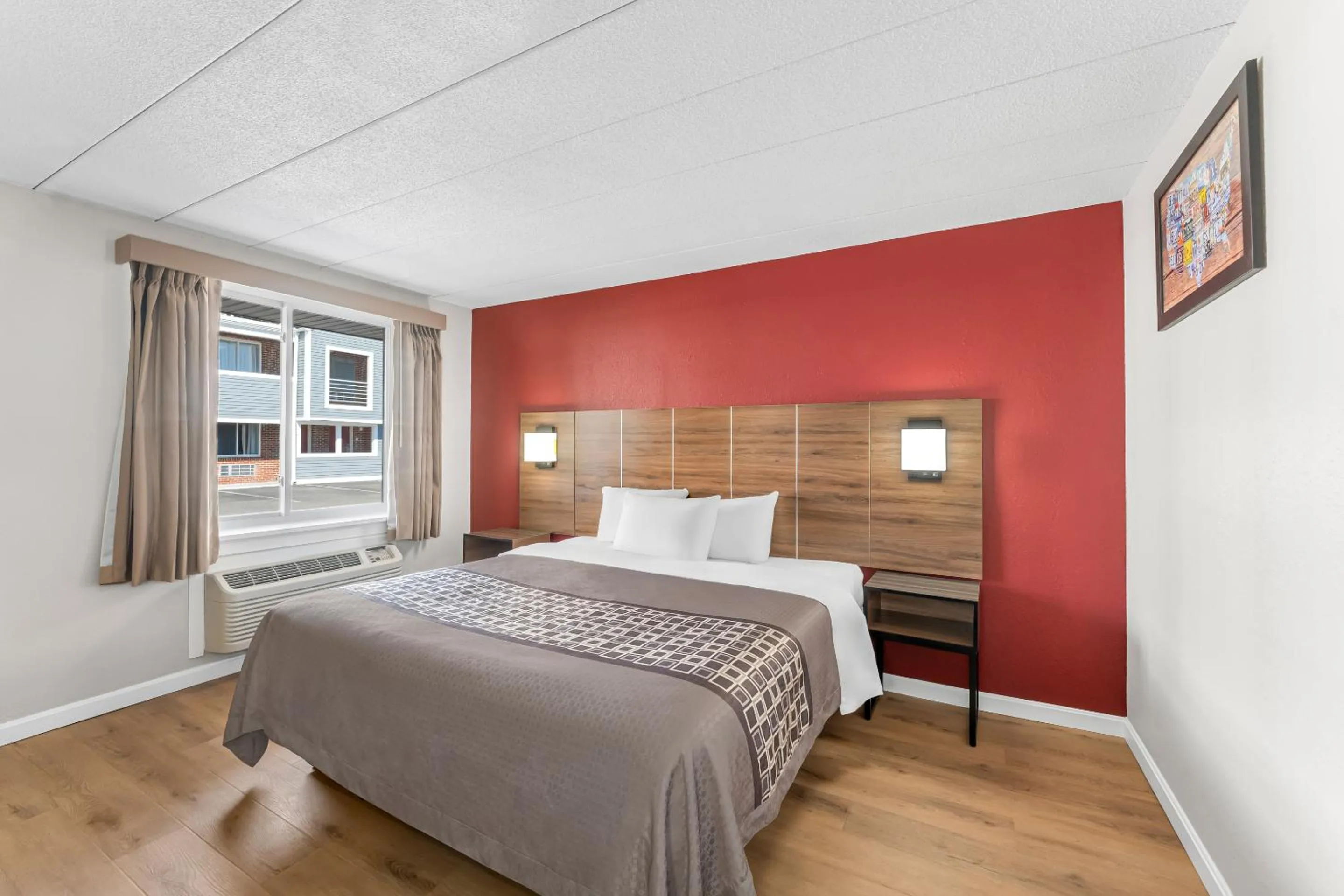 Bedroom, Bed in Econo Lodge Cranston - Providence