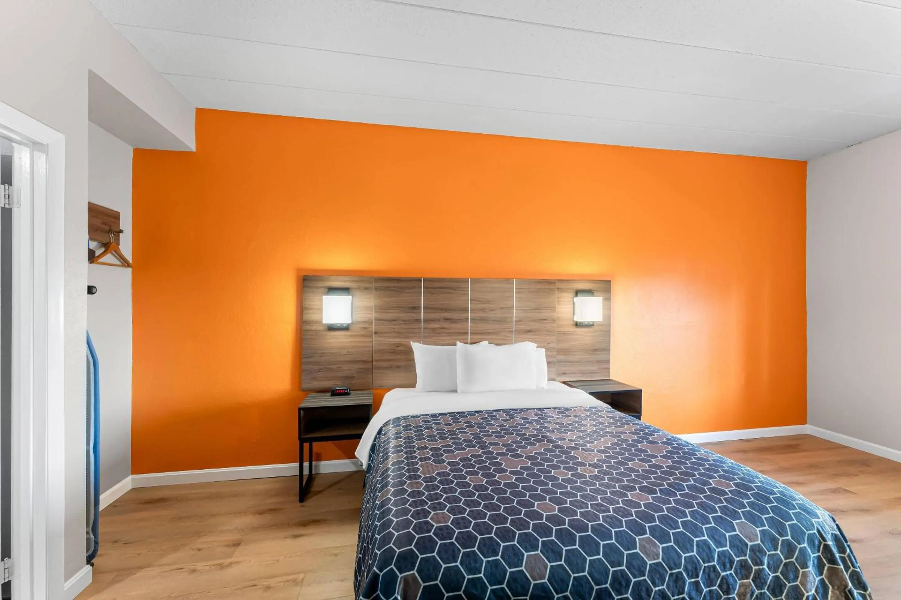 Bedroom, Bed in Econo Lodge Cranston - Providence