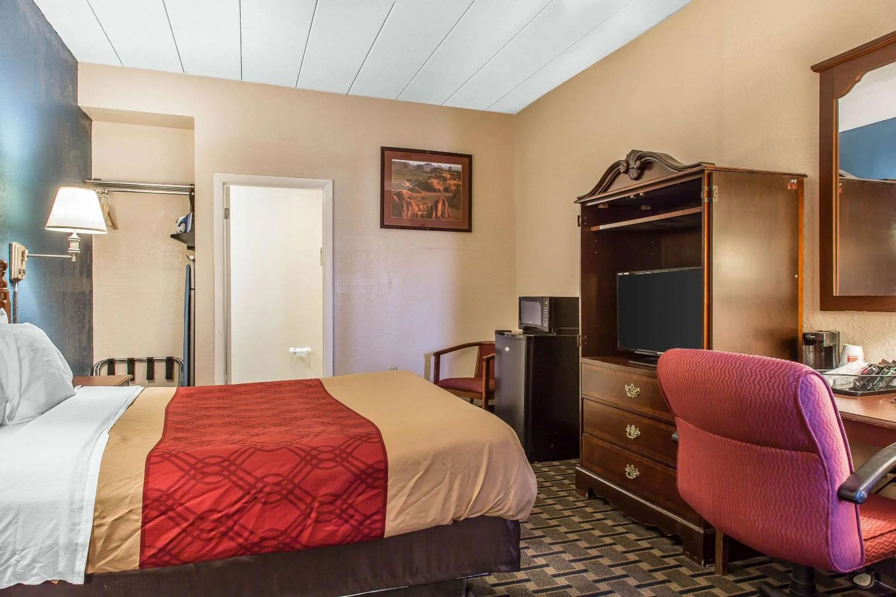 Standard Queen Room with Accessible Tub - Smoking in Econo Lodge Cranston - Providence