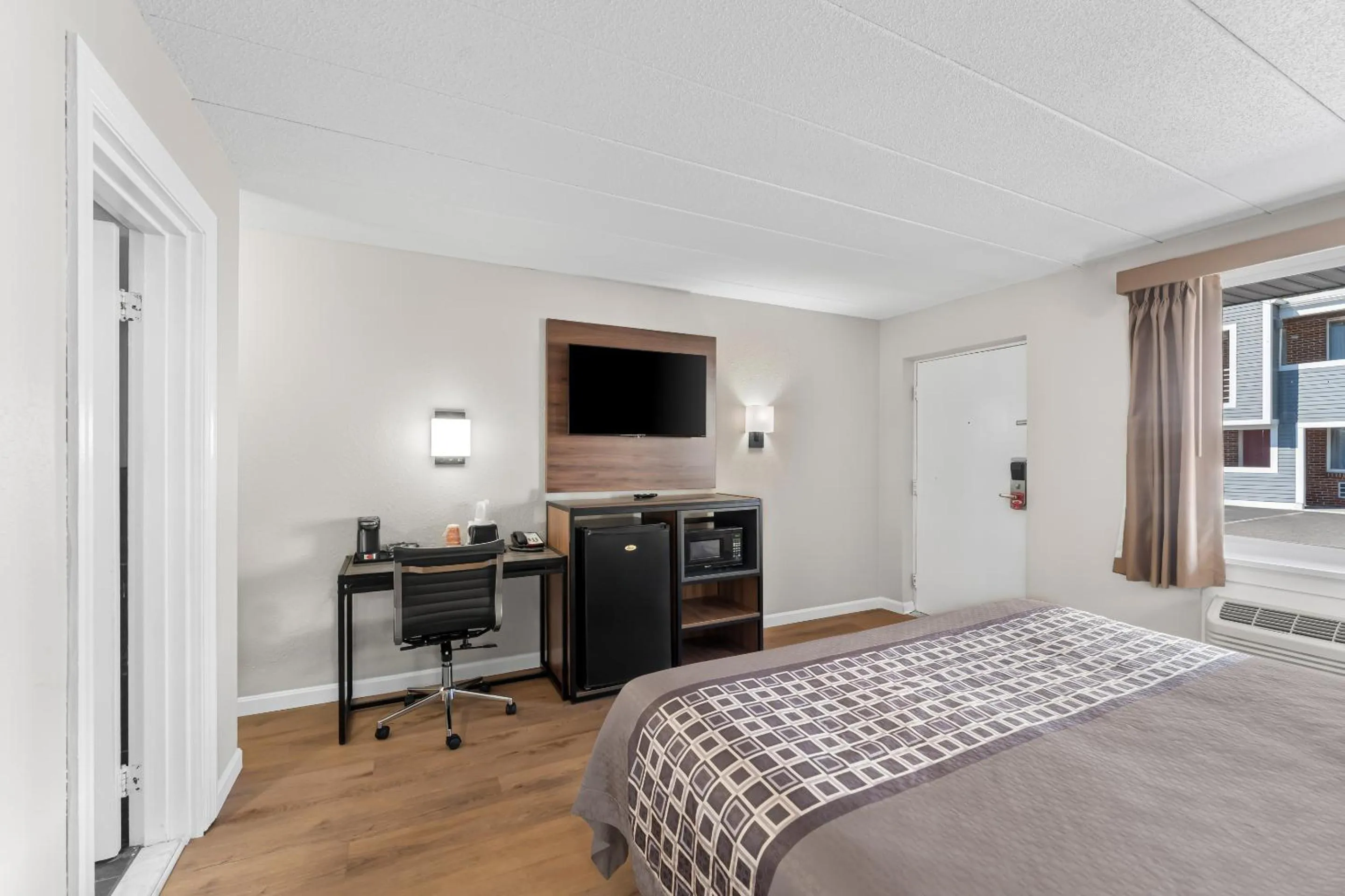 Bedroom, Bed in Econo Lodge Cranston - Providence