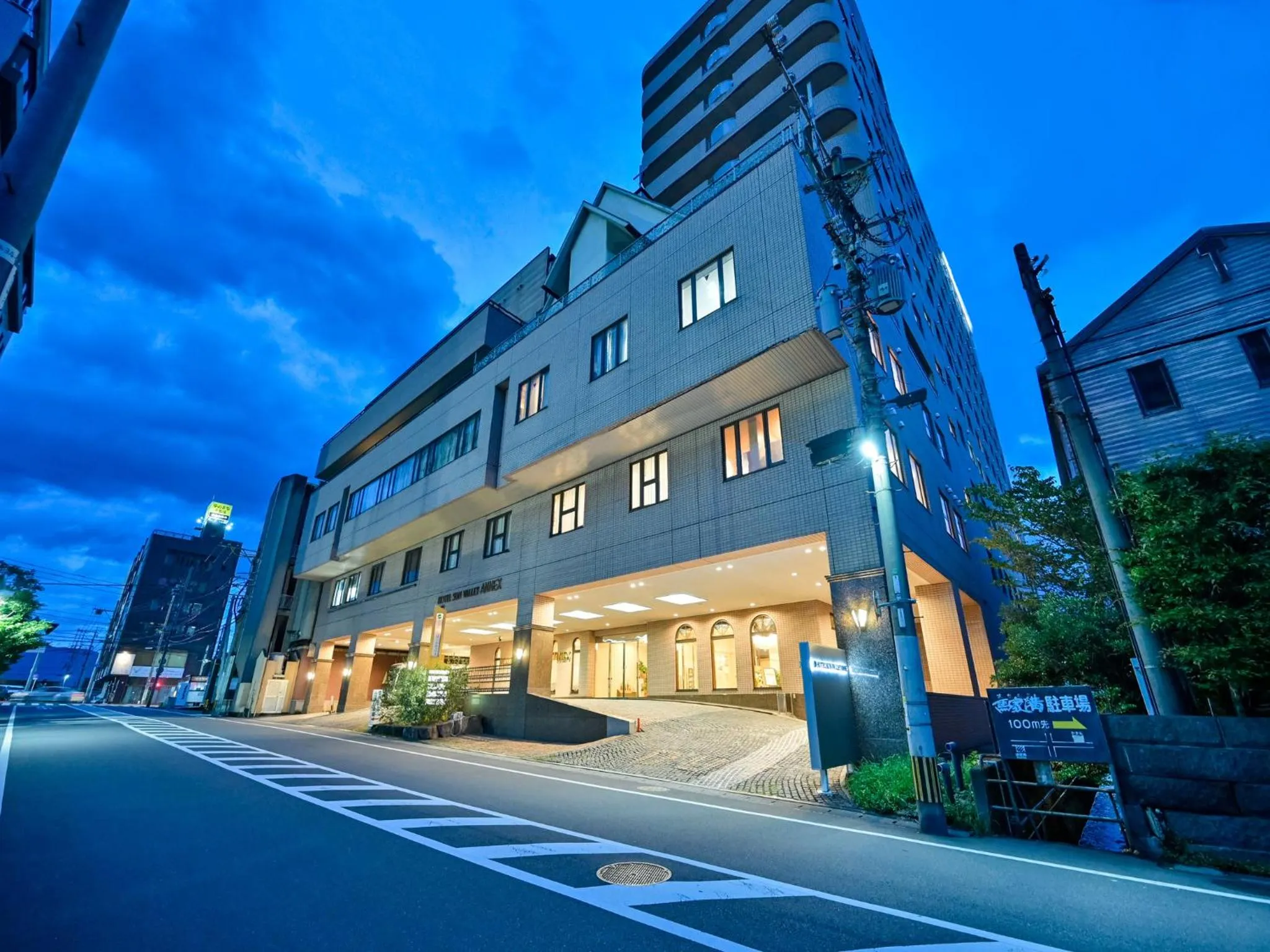 Property building in Hotel Sun Valley Annex