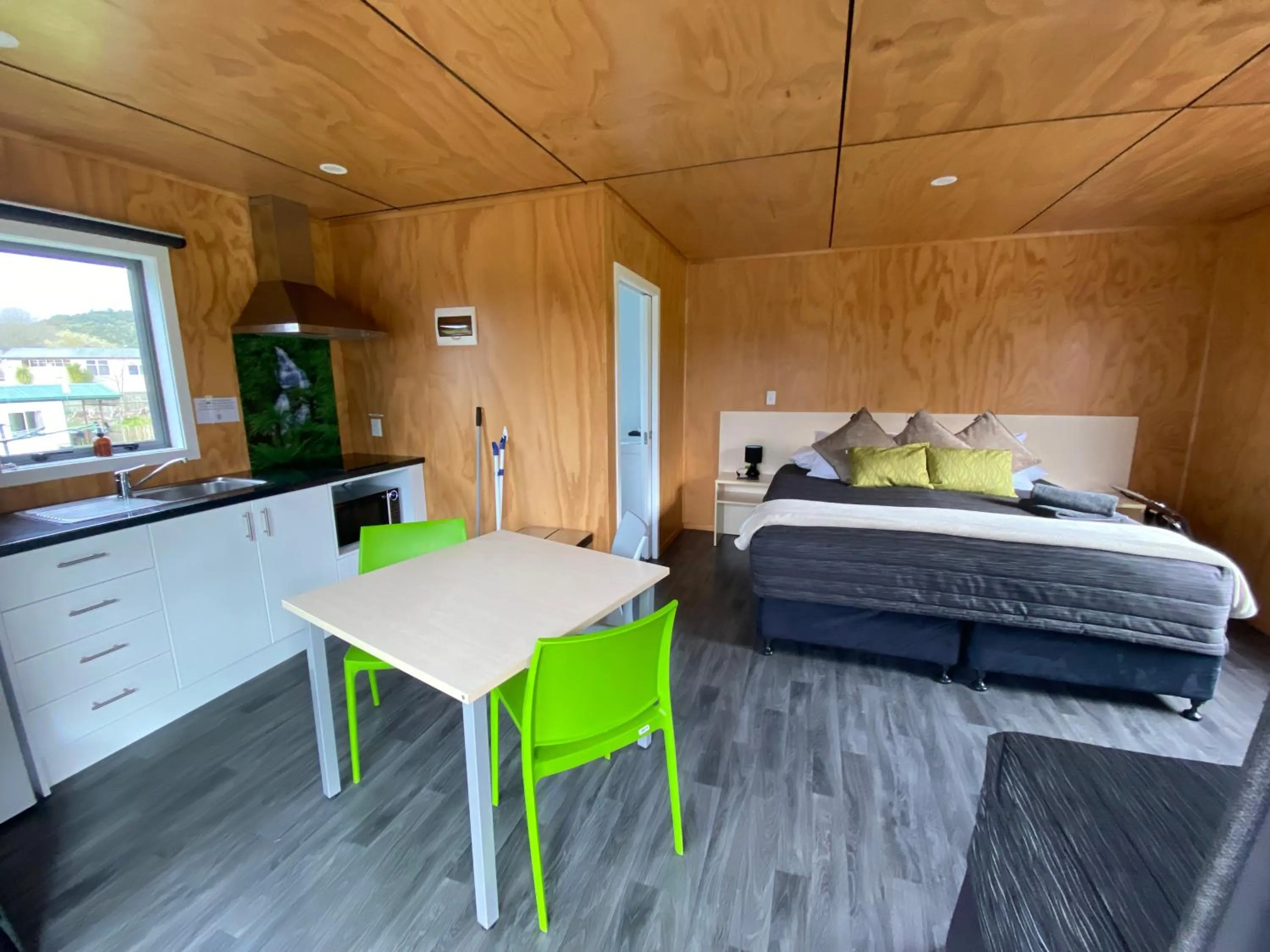 Dining area, Bed in Rotorua Thermal Holiday Park